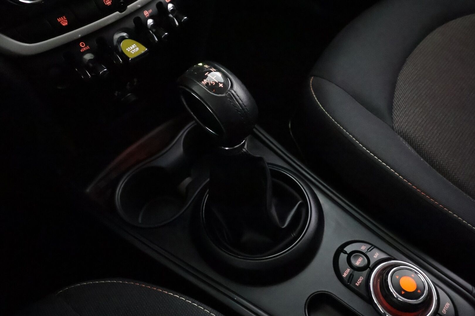 Mini Countryman 2018 Cooper S E ALL4 * LED / P.tutka / Navi / Vakkari / Bluetooth * - Kahdet renkaat aluvanteilla 