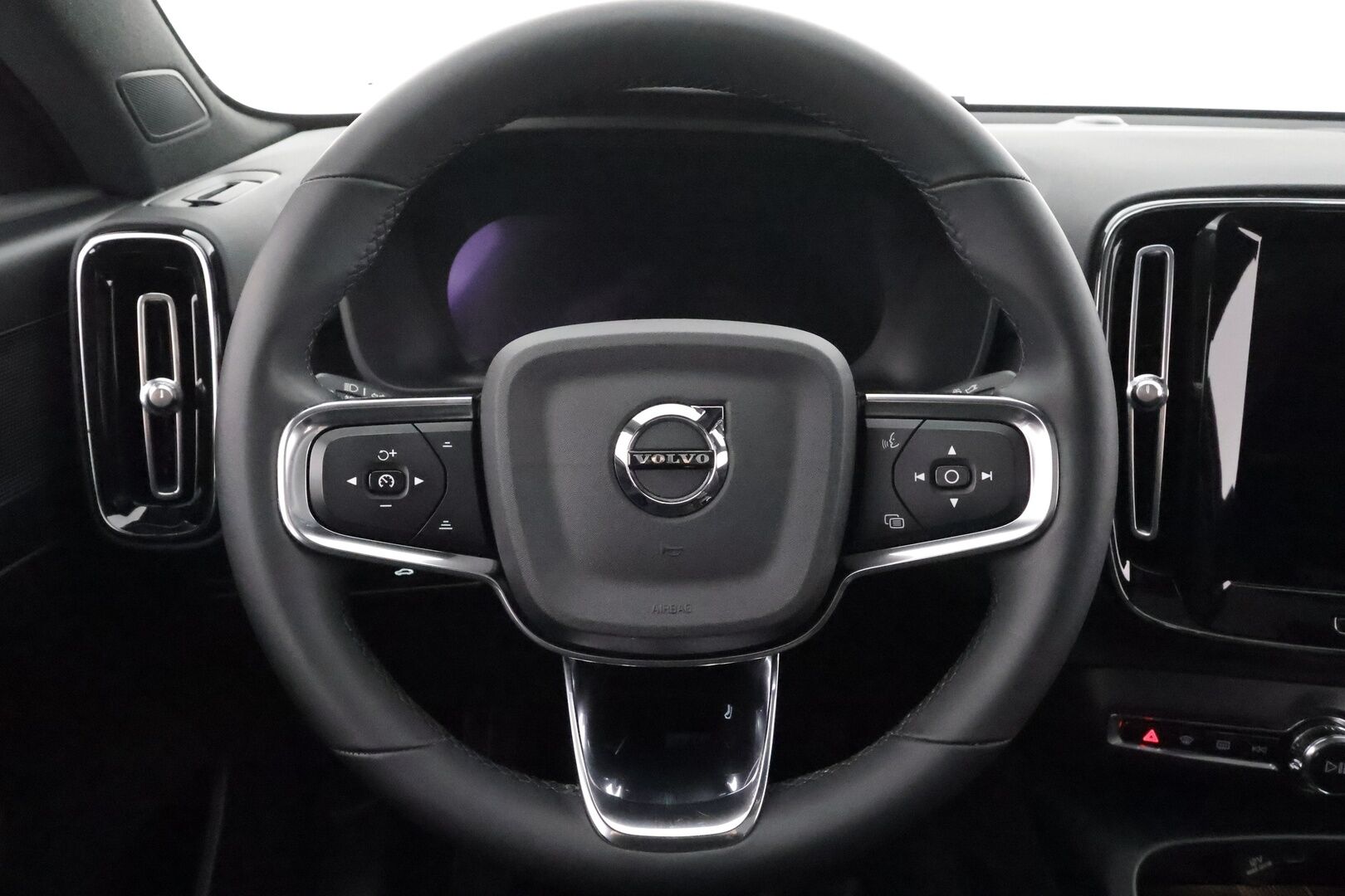 Volvo C40 2023 Recharge Twin Plus aut * Pilot assist / ILP / Koukku / Lasikatto / Muistipenkki / P.kamera / High performance audio * - 1.Om Suomi-auto / Akku kuntotarkastettu SoH 92% / Kahdet Renkaat 