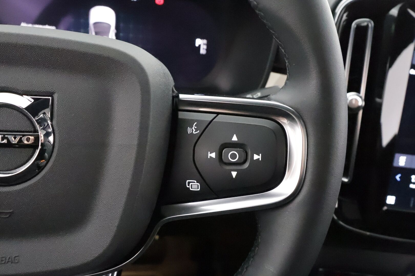 Volvo C40 2023 Recharge Twin Plus aut * Pilot assist / ILP / Koukku / Lasikatto / Muistipenkki / P.kamera / High performance audio * - 1.Om Suomi-auto / Akku kuntotarkastettu SoH 92% / Kahdet Renkaat 