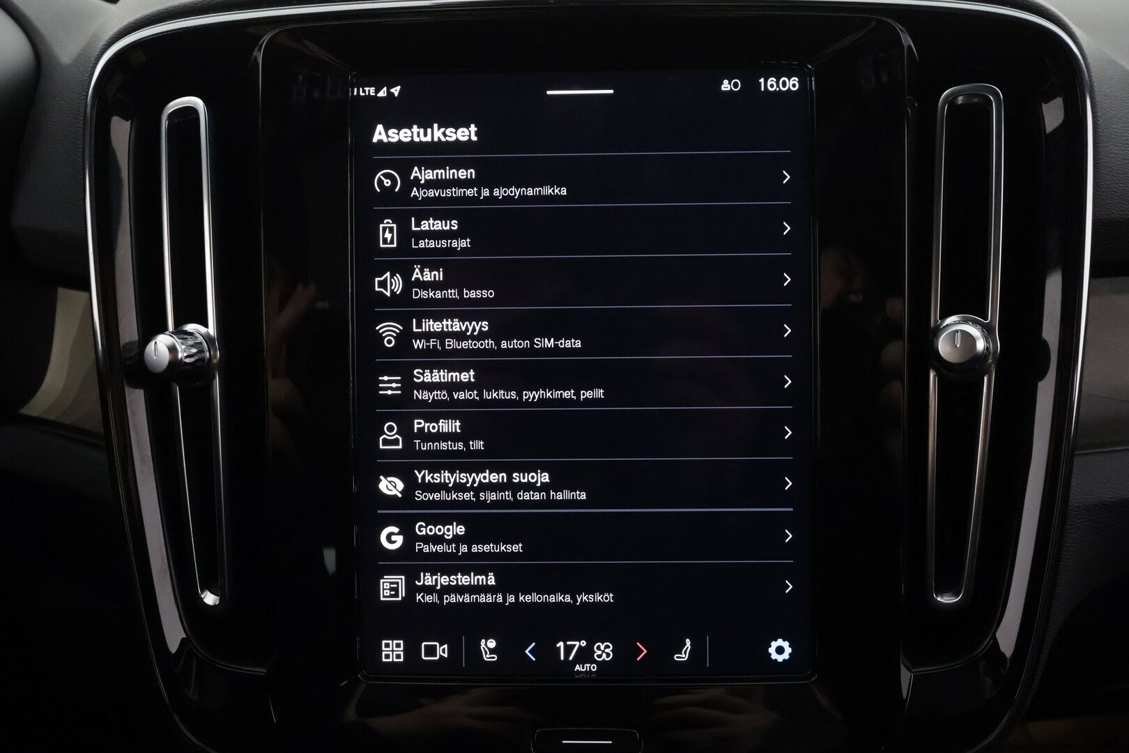 Volvo C40 2023 Recharge Twin Plus aut * Pilot assist / ILP / Koukku / Lasikatto / Muistipenkki / P.kamera / High performance audio * - 1.Om Suomi-auto / Akku kuntotarkastettu SoH 92% / Kahdet Renkaat 
