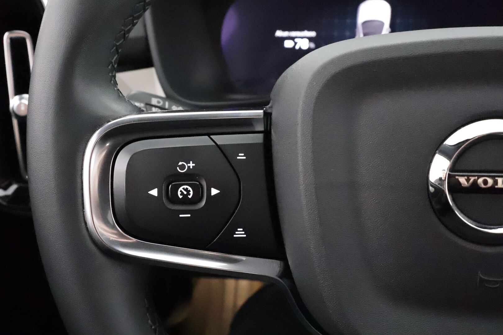 Volvo C40 2023 Recharge Twin Plus aut * Pilot assist / ILP / Koukku / Lasikatto / Muistipenkki / P.kamera / High performance audio * - 1.Om Suomi-auto / Akku kuntotarkastettu SoH 92% / Kahdet Renkaat 