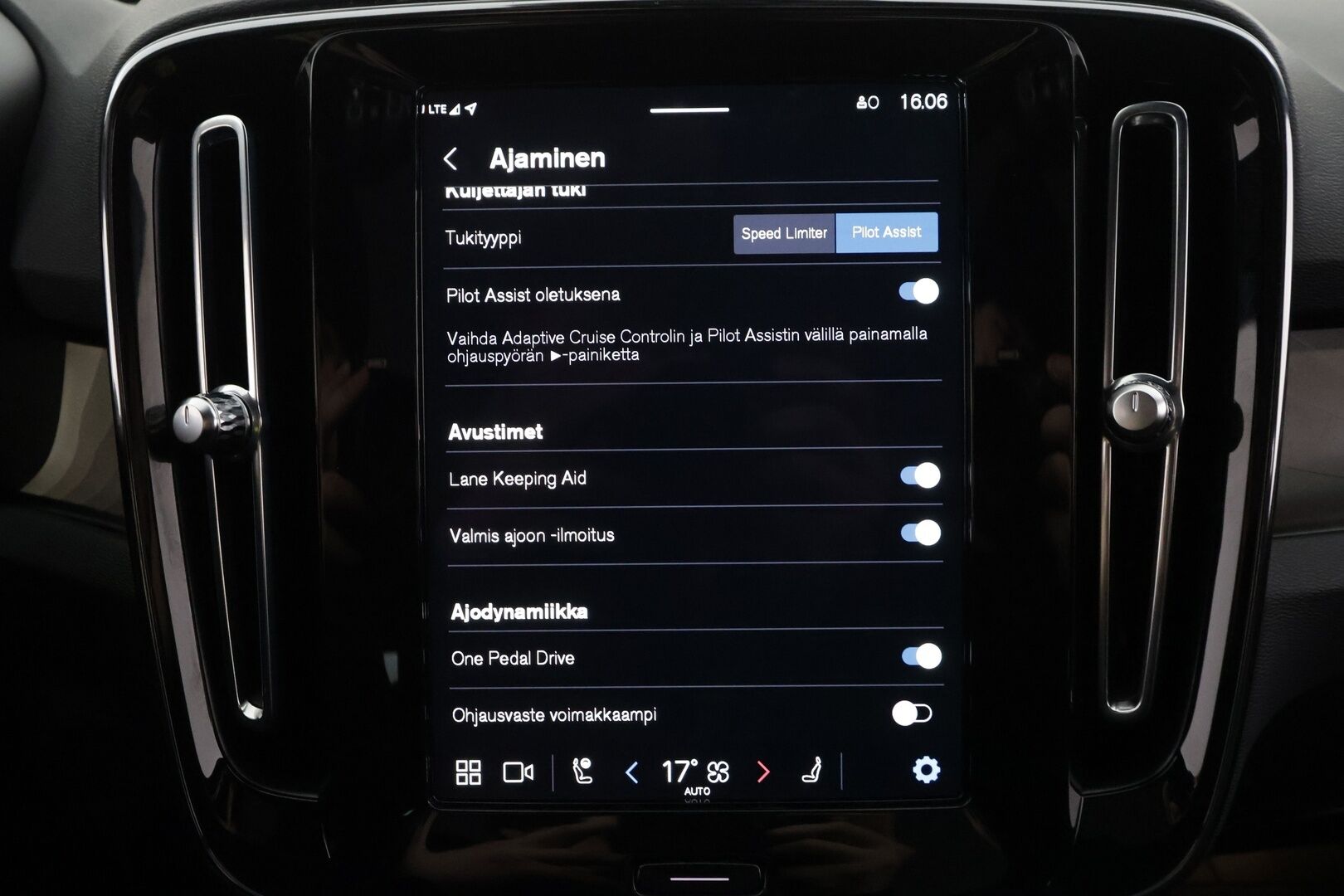 Volvo C40 2023 Recharge Twin Plus aut * Pilot assist / ILP / Koukku / Lasikatto / Muistipenkki / P.kamera / High performance audio * - 1.Om Suomi-auto / Akku kuntotarkastettu SoH 92% / Kahdet Renkaat 