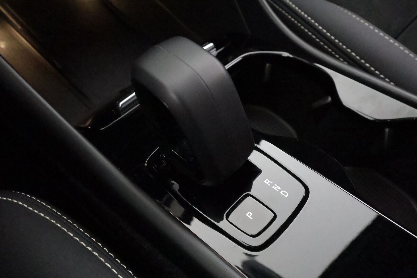 Volvo C40 2023 Recharge Twin Plus aut * Pilot assist / ILP / Koukku / Lasikatto / Muistipenkki / P.kamera / High performance audio * - 1.Om Suomi-auto / Akku kuntotarkastettu SoH 92% / Kahdet Renkaat 