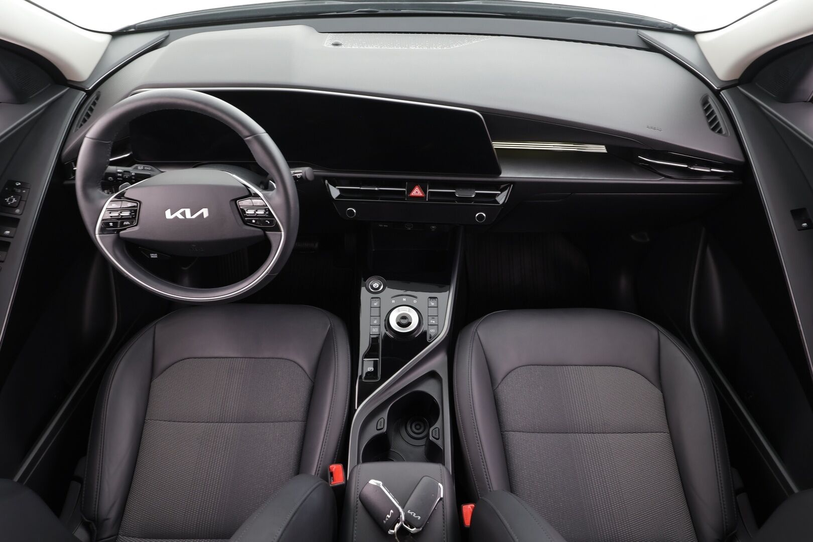 Kia Niro 2023 NIRO EX 64kWh 150 kW * Suomi-auto / ACC / P.kamera / ILP / LED / Navi / KeylessGo / Puolinahat * - Kahdet renkaat aluvanteilla / Merkkihuollettu - HULLUT BLACKWEEK JATKOT - KORKOTARJOUS 2,49%