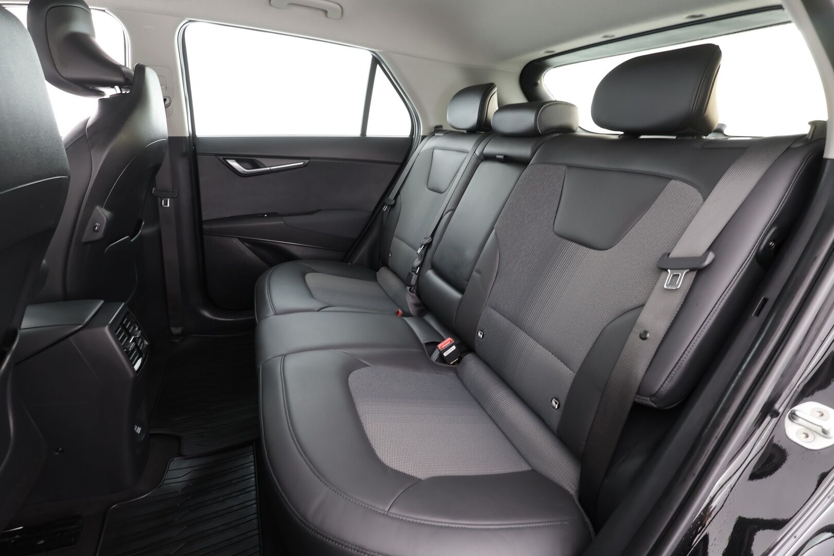 Kia Niro 2023 NIRO EX 64kWh 150 kW * Suomi-auto / ACC / P.kamera / ILP / LED / Navi / KeylessGo / Puolinahat * - Kahdet renkaat aluvanteilla / Merkkihuollettu - HULLUT BLACKWEEK JATKOT - KORKOTARJOUS 2,49%