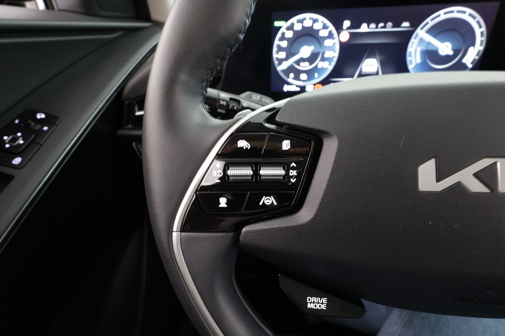 Kia Niro 2023 NIRO EX 64kWh 150 kW * Suomi-auto / ACC / P.kamera / ILP / LED / Navi / KeylessGo / Puolinahat * - Kahdet renkaat aluvanteilla / Merkkihuollettu - HULLUT BLACKWEEK JATKOT - KORKOTARJOUS 2,49%