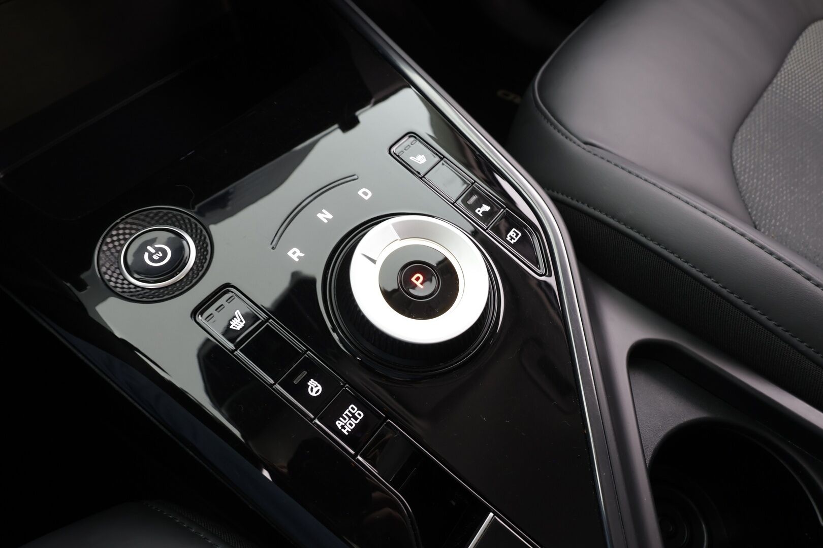 Kia Niro 2023 NIRO EX 64kWh 150 kW * Suomi-auto / ACC / P.kamera / ILP / LED / Navi / KeylessGo / Puolinahat * - Kahdet renkaat aluvanteilla / Merkkihuollettu - HULLUT BLACKWEEK JATKOT - KORKOTARJOUS 2,49%