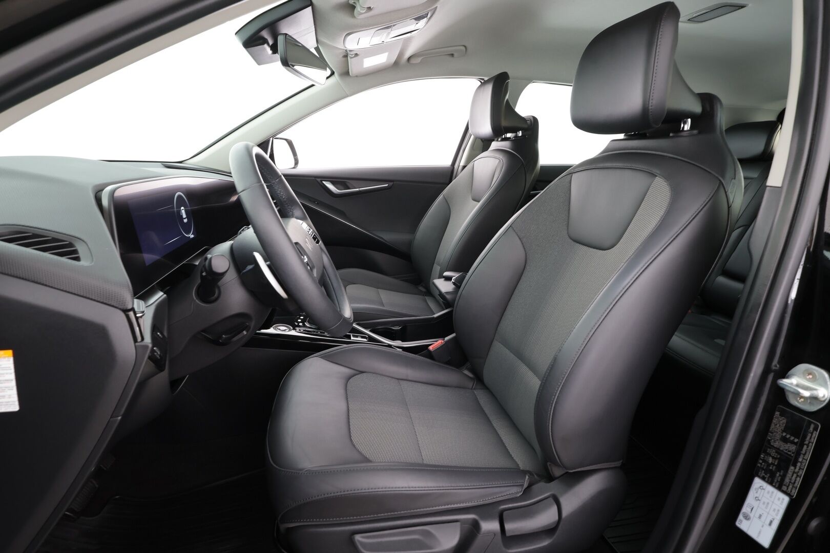 Kia Niro 2023 NIRO EX 64kWh 150 kW * Suomi-auto / ACC / P.kamera / ILP / LED / Navi / KeylessGo / Puolinahat * - Kahdet renkaat aluvanteilla / Merkkihuollettu - HULLUT BLACKWEEK JATKOT - KORKOTARJOUS 2,49%