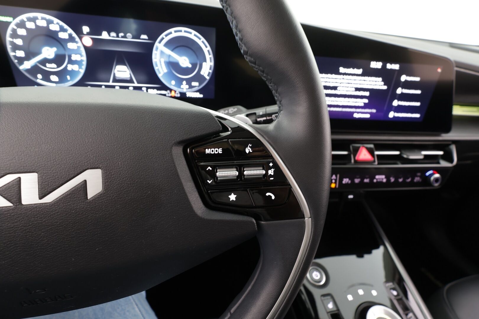 Kia Niro 2023 NIRO EX 64kWh 150 kW * Suomi-auto / ACC / P.kamera / ILP / LED / Navi / KeylessGo / Puolinahat * - Kahdet renkaat aluvanteilla / Merkkihuollettu - HULLUT BLACKWEEK JATKOT - KORKOTARJOUS 2,49%