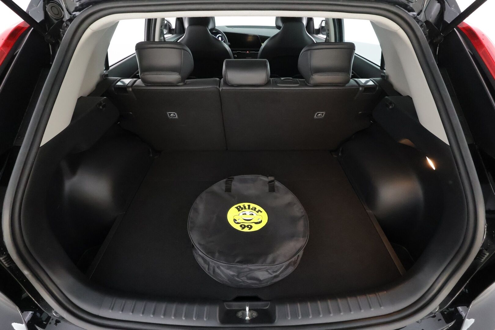 Kia Niro 2023 NIRO EX 64kWh 150 kW * Suomi-auto / ACC / P.kamera / ILP / LED / Navi / KeylessGo / Puolinahat * - Kahdet renkaat aluvanteilla / Merkkihuollettu - HULLUT BLACKWEEK JATKOT - KORKOTARJOUS 2,49%