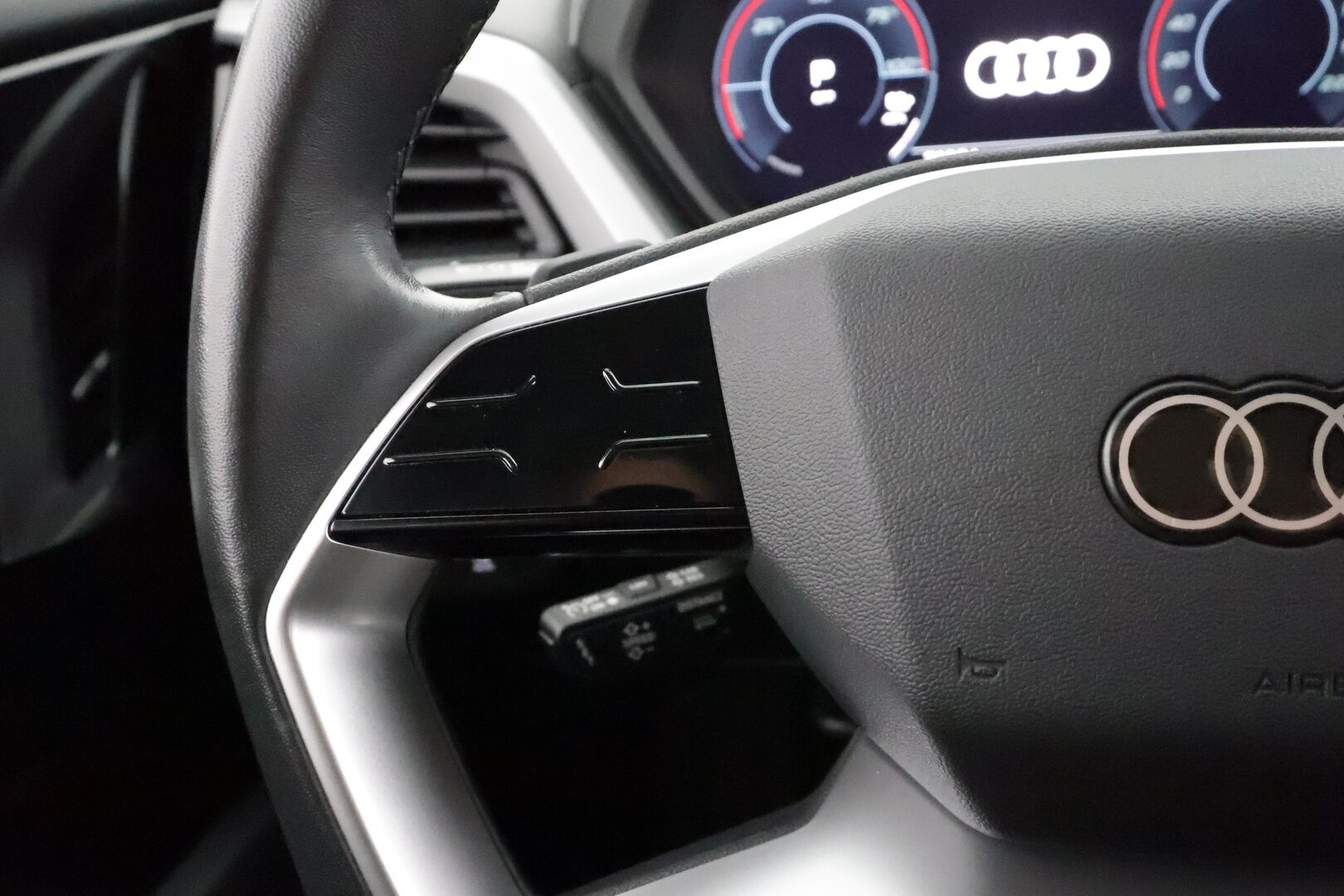 Audi Q4 e-tron 2023 40 e-tron Sportback * Lämpöpumppu / Sonos Audio / Peruutuskamera / Adapt.Vakkari / Navi / LED - 1-om Suomi-auto / Akku kuntotarkastettu / 2x Latauskaapelit / Kahdet renkaat