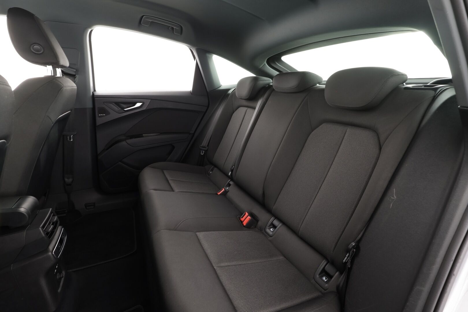 Audi Q4 e-tron 2023 40 e-tron Sportback * Lämpöpumppu / Sonos Audio / Peruutuskamera / Adapt.Vakkari / Navi / LED - 1-om Suomi-auto / Akku kuntotarkastettu / 2x Latauskaapelit / Kahdet renkaat