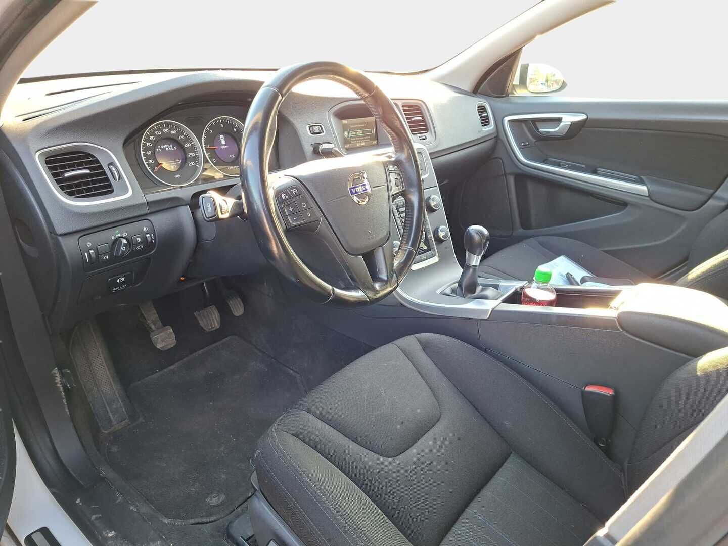 Volvo V60 2012 1,6D DRIVe Momentum Business ** - YritysOutlet - Myydään vain yrityksille - ** - Ajolleen toimiva auto vetokoukulla ja lohkolämmittimellä! / Soita ja kysy lisää!