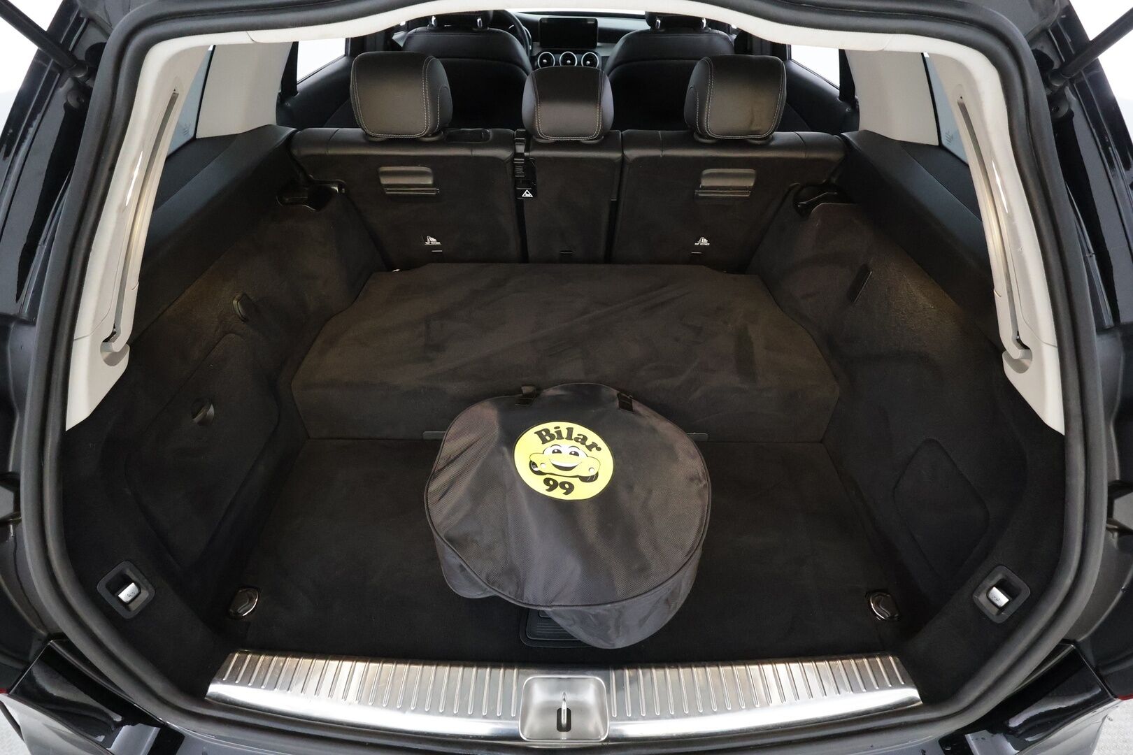 MERCEDES-BENZ C 2020 300 e T A Business Avantgarde Edition EQ Power * Vakkari / P.kamera / LED / Navi / Koukku / Sähköluukku * - Kahdet renkaat aluvanteilla / Merkkihuollettu