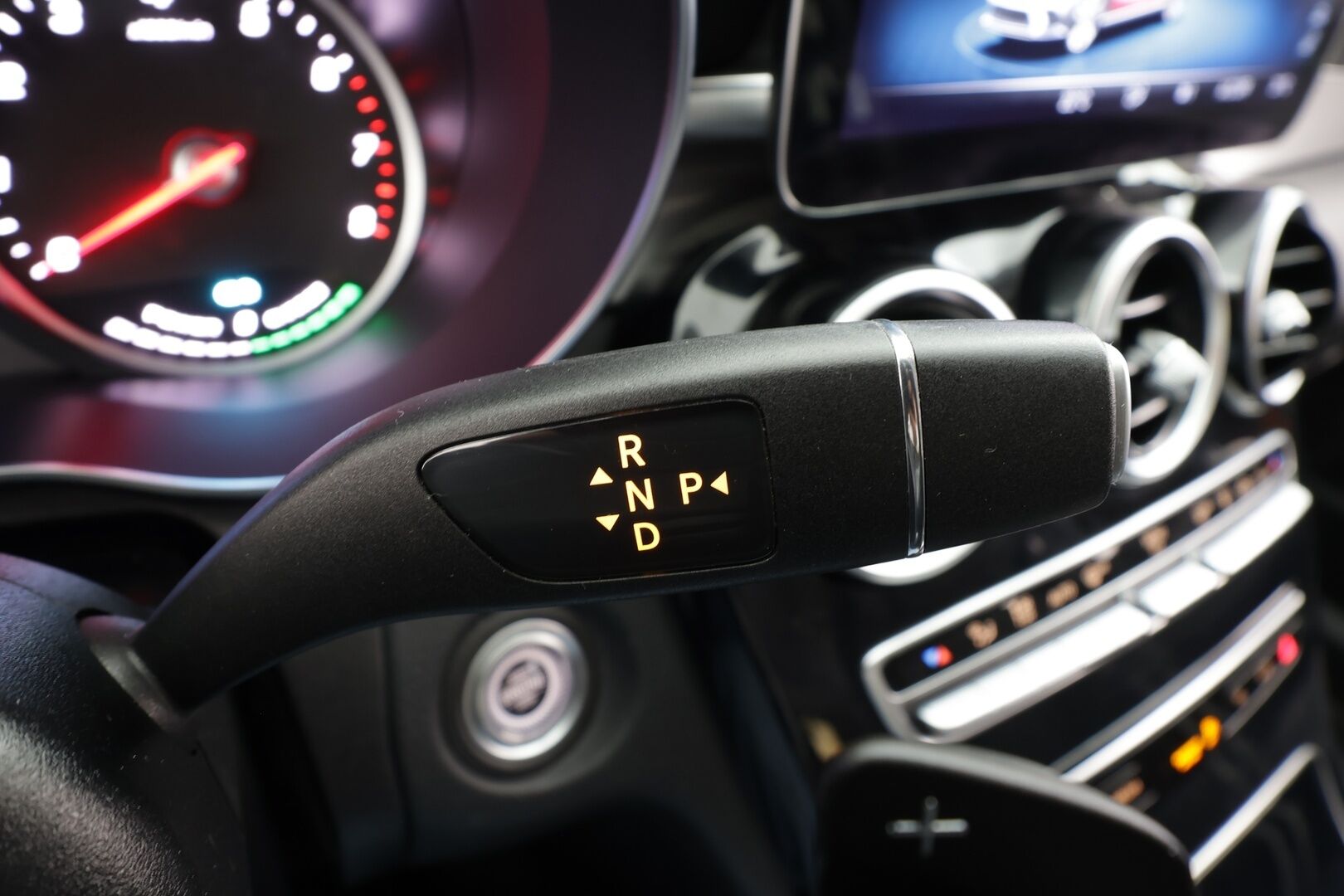 MERCEDES-BENZ C 2020 300 e T A Business Avantgarde Edition EQ Power * Vakkari / P.kamera / LED / Navi / Koukku / Sähköluukku * - Kahdet renkaat aluvanteilla / Merkkihuollettu - HULLUT BLACKWEEK JATKOT - KORKOTARJOUS 2,49%