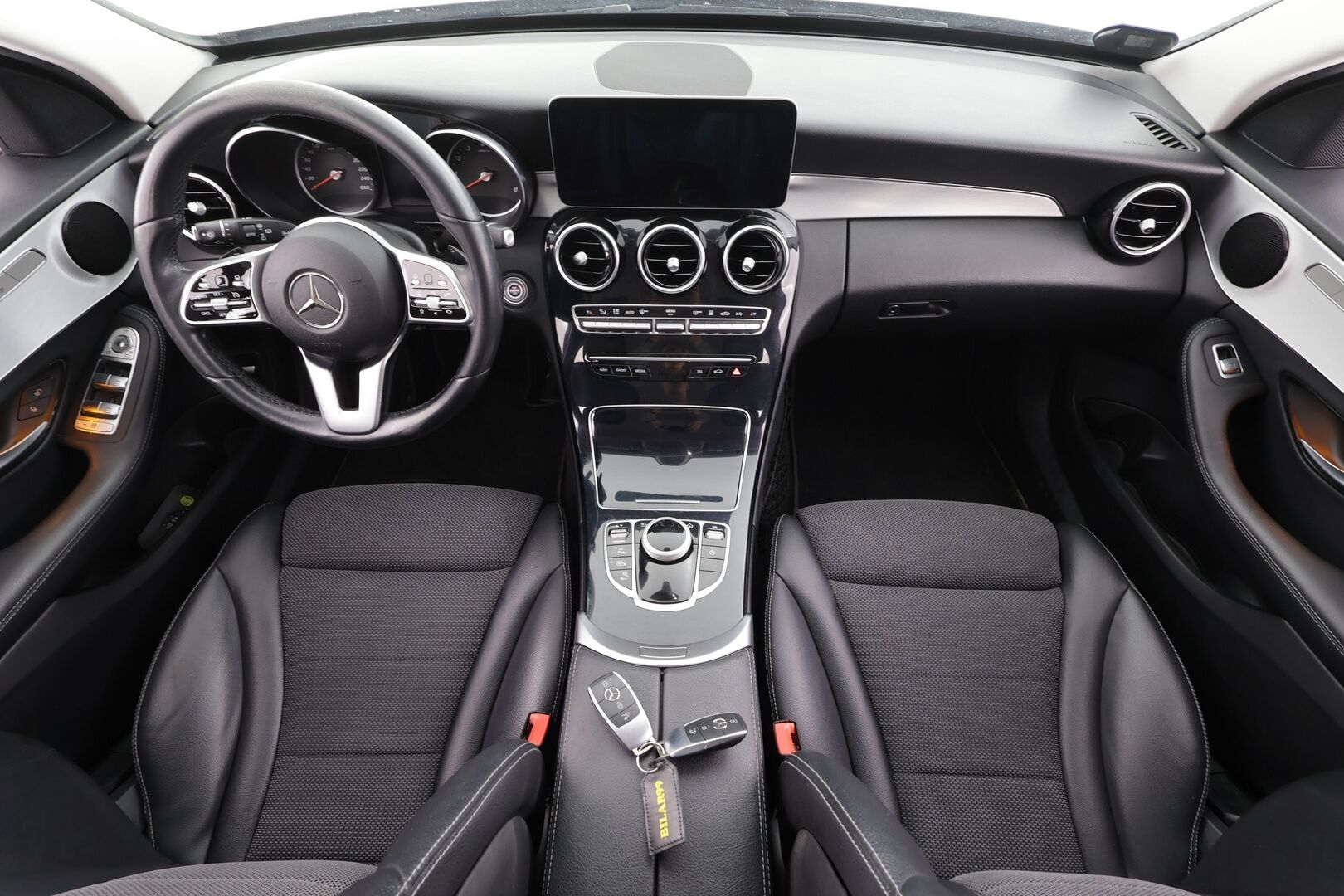 MERCEDES-BENZ C 2020 300 e T A Business Avantgarde Edition EQ Power * Vakkari / P.kamera / LED / Navi / Koukku / Sähköluukku * - Kahdet renkaat aluvanteilla / Merkkihuollettu