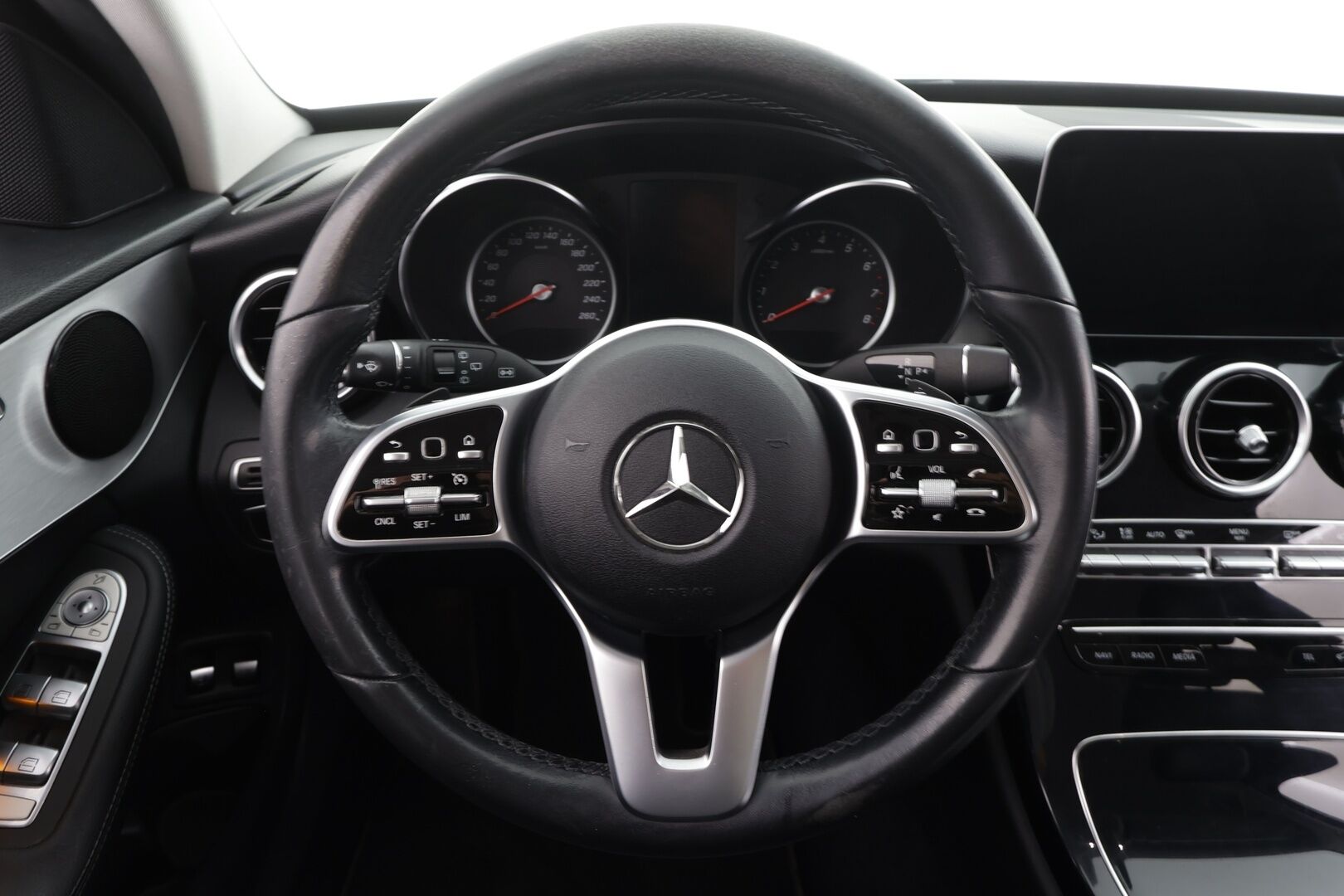 MERCEDES-BENZ C 2020 300 e T A Business Avantgarde Edition EQ Power * Vakkari / P.kamera / LED / Navi / Koukku / Sähköluukku * - Kahdet renkaat aluvanteilla / Merkkihuollettu