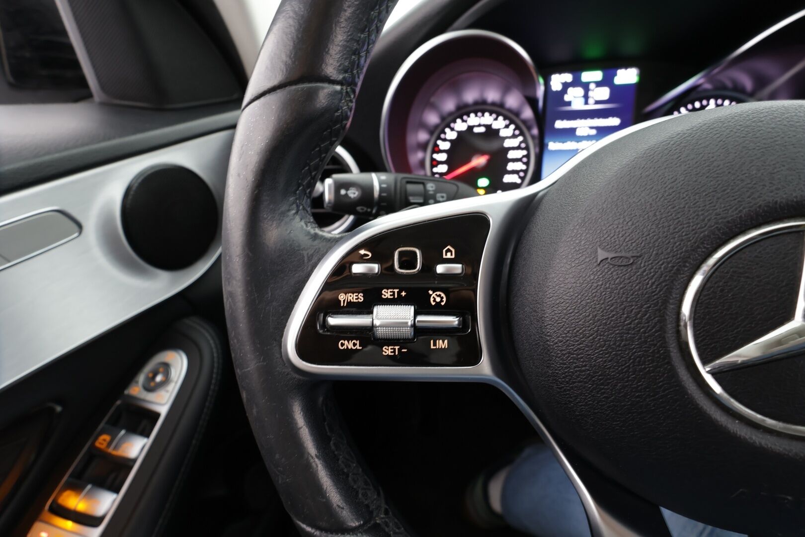 MERCEDES-BENZ C 2020 300 e T A Business Avantgarde Edition EQ Power * Vakkari / P.kamera / LED / Navi / Koukku / Sähköluukku * - Kahdet renkaat aluvanteilla / Merkkihuollettu - HULLUT BLACKWEEK JATKOT - KORKOTARJOUS 2,49%