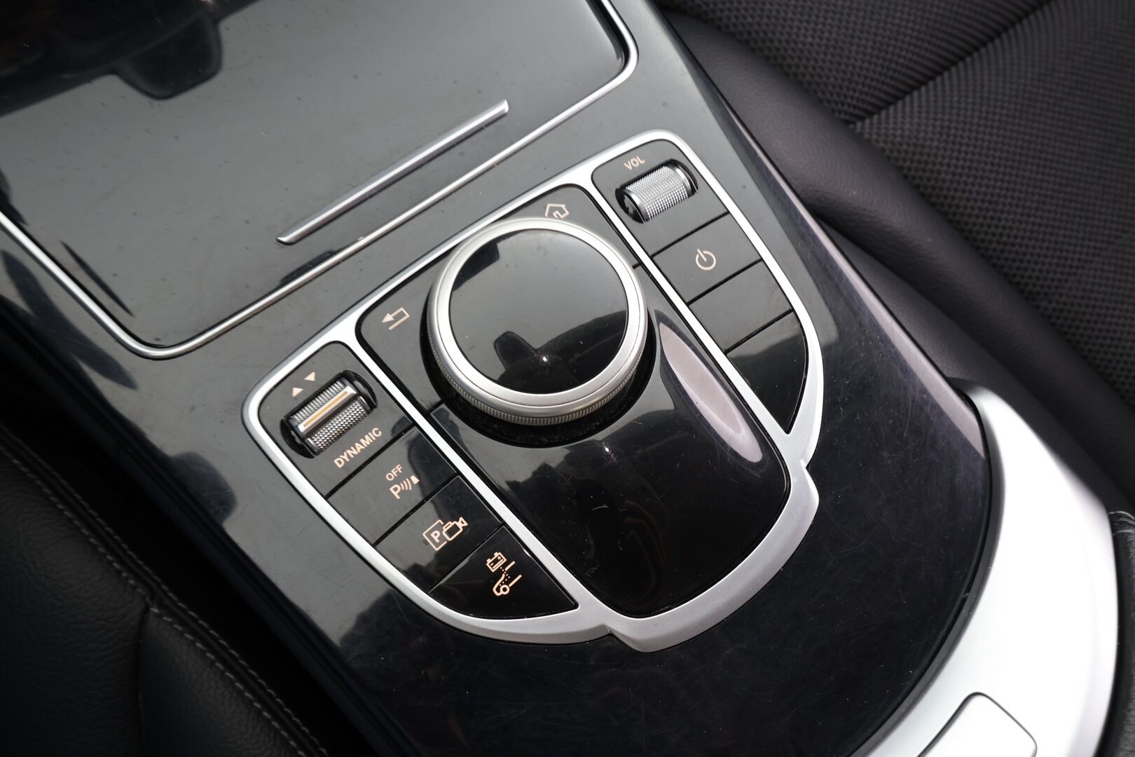 MERCEDES-BENZ C 2020 300 e T A Business Avantgarde Edition EQ Power * Vakkari / P.kamera / LED / Navi / Koukku / Sähköluukku * - Kahdet renkaat aluvanteilla / Merkkihuollettu - HULLUT BLACKWEEK JATKOT - KORKOTARJOUS 2,49%