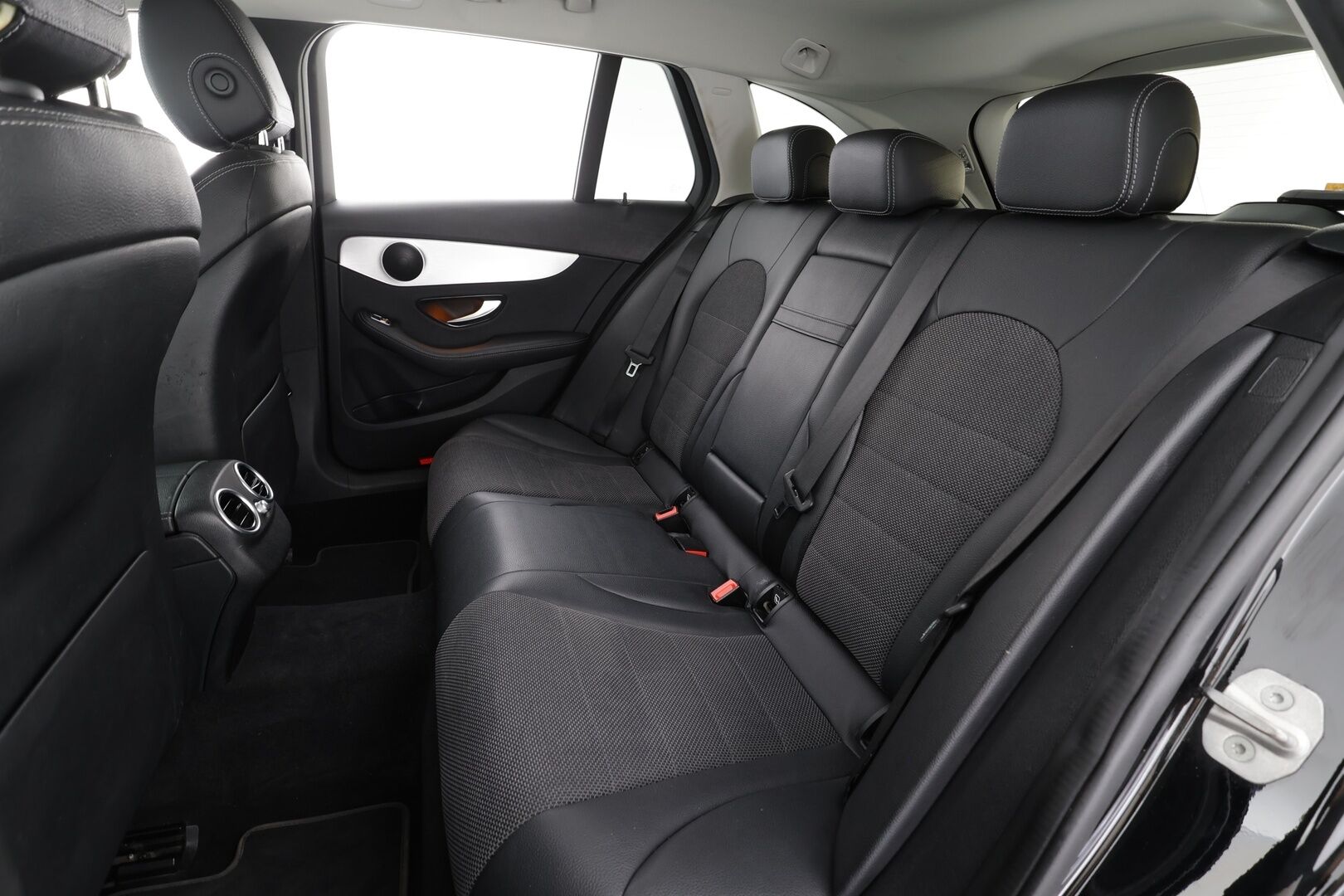 MERCEDES-BENZ C 2020 300 e T A Business Avantgarde Edition EQ Power * Vakkari / P.kamera / LED / Navi / Koukku / Sähköluukku * - Kahdet renkaat aluvanteilla / Merkkihuollettu