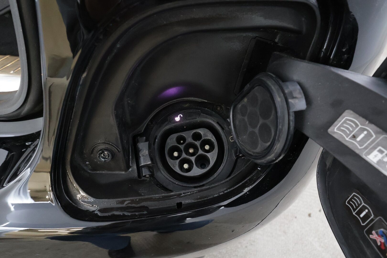 MERCEDES-BENZ C 2020 300 e T A Business Avantgarde Edition EQ Power * Vakkari / P.kamera / LED / Navi / Koukku / Sähköluukku * - Kahdet renkaat aluvanteilla / Merkkihuollettu - HULLUT BLACKWEEK JATKOT - KORKOTARJOUS 2,49%