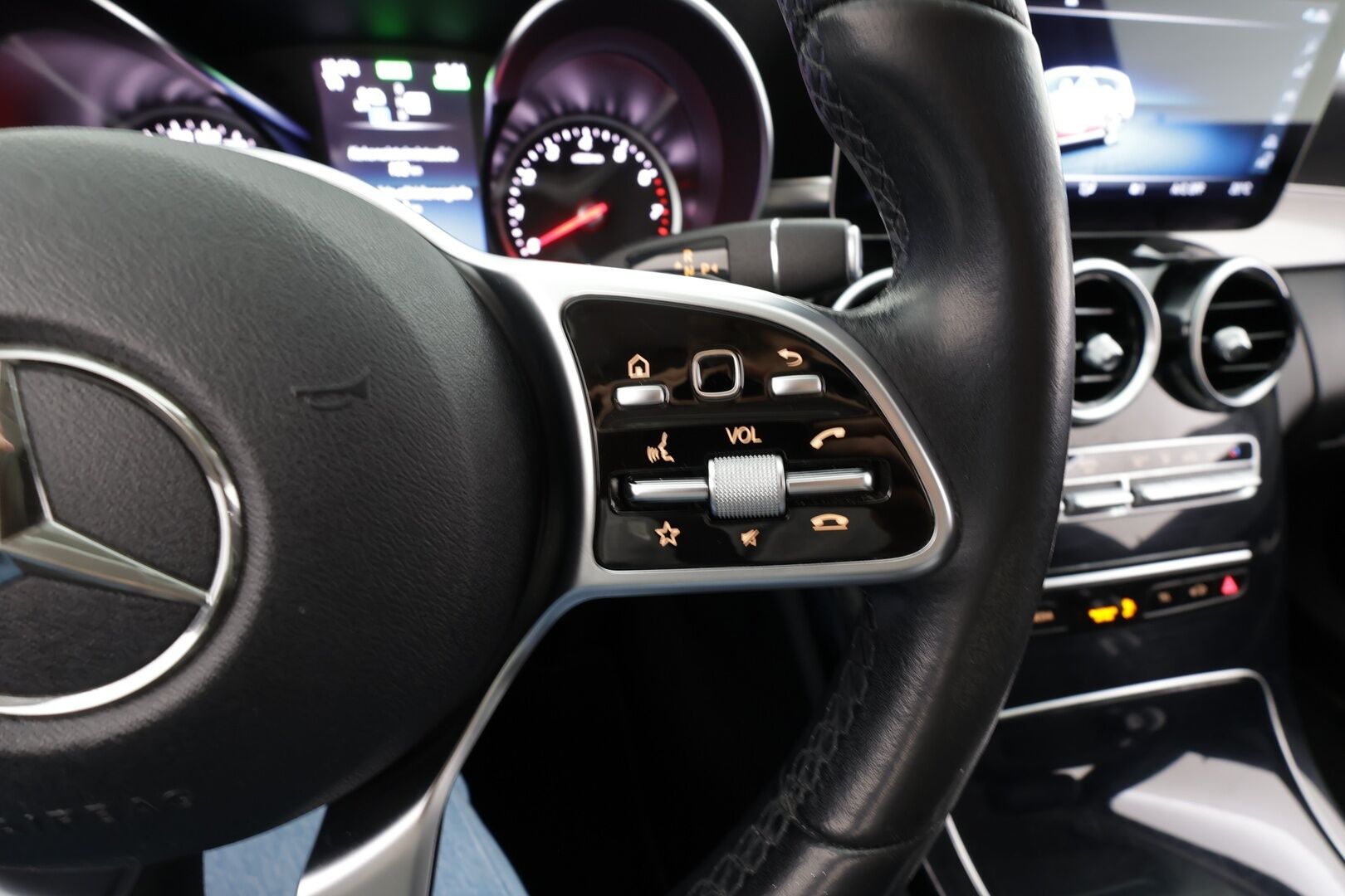 MERCEDES-BENZ C 2020 300 e T A Business Avantgarde Edition EQ Power * Vakkari / P.kamera / LED / Navi / Koukku / Sähköluukku * - Kahdet renkaat aluvanteilla / Merkkihuollettu - HULLUT BLACKWEEK JATKOT - KORKOTARJOUS 2,49%