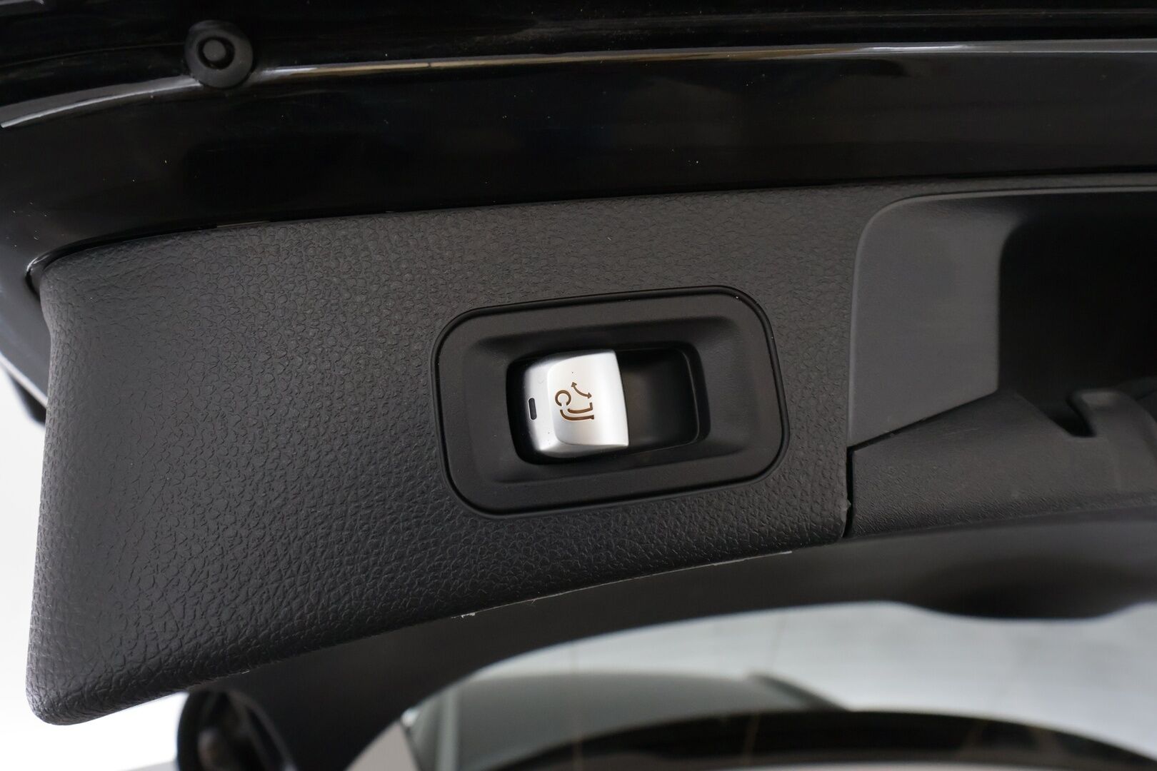 MERCEDES-BENZ C 2020 300 e T A Business Avantgarde Edition EQ Power * Vakkari / P.kamera / LED / Navi / Koukku / Sähköluukku * - Kahdet renkaat aluvanteilla / Merkkihuollettu