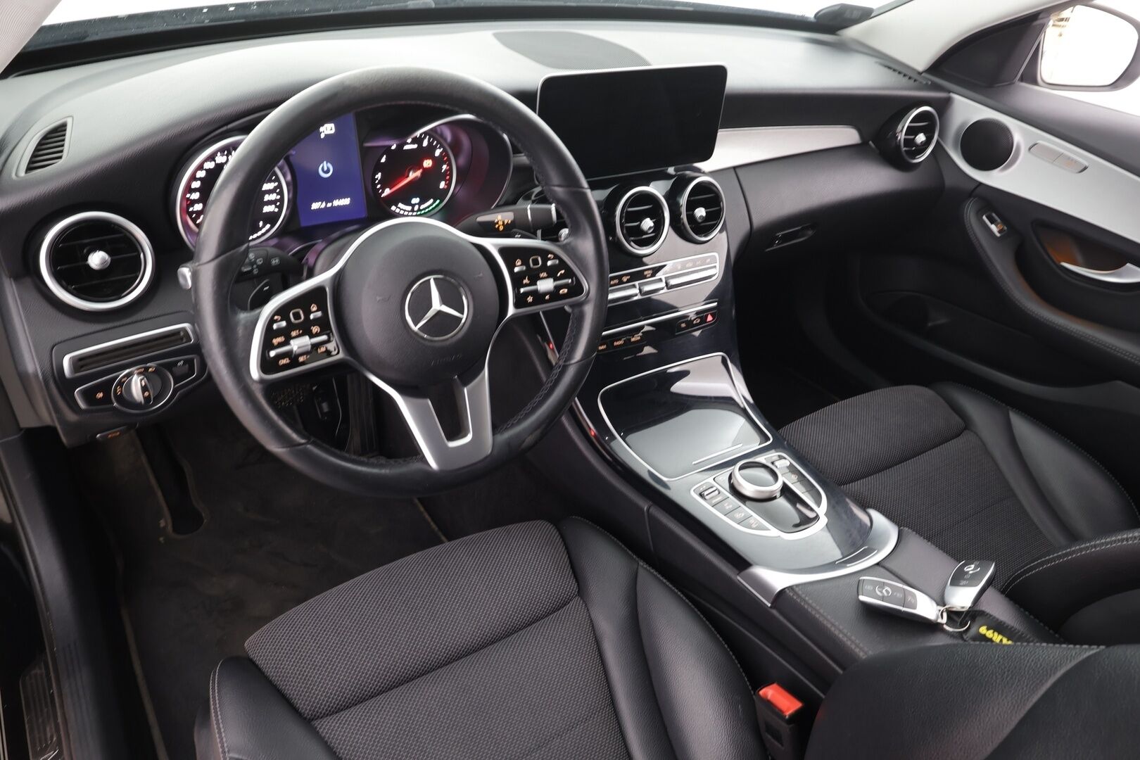 MERCEDES-BENZ C 2020 300 e T A Business Avantgarde Edition EQ Power * Vakkari / P.kamera / LED / Navi / Koukku / Sähköluukku * - Kahdet renkaat aluvanteilla / Merkkihuollettu