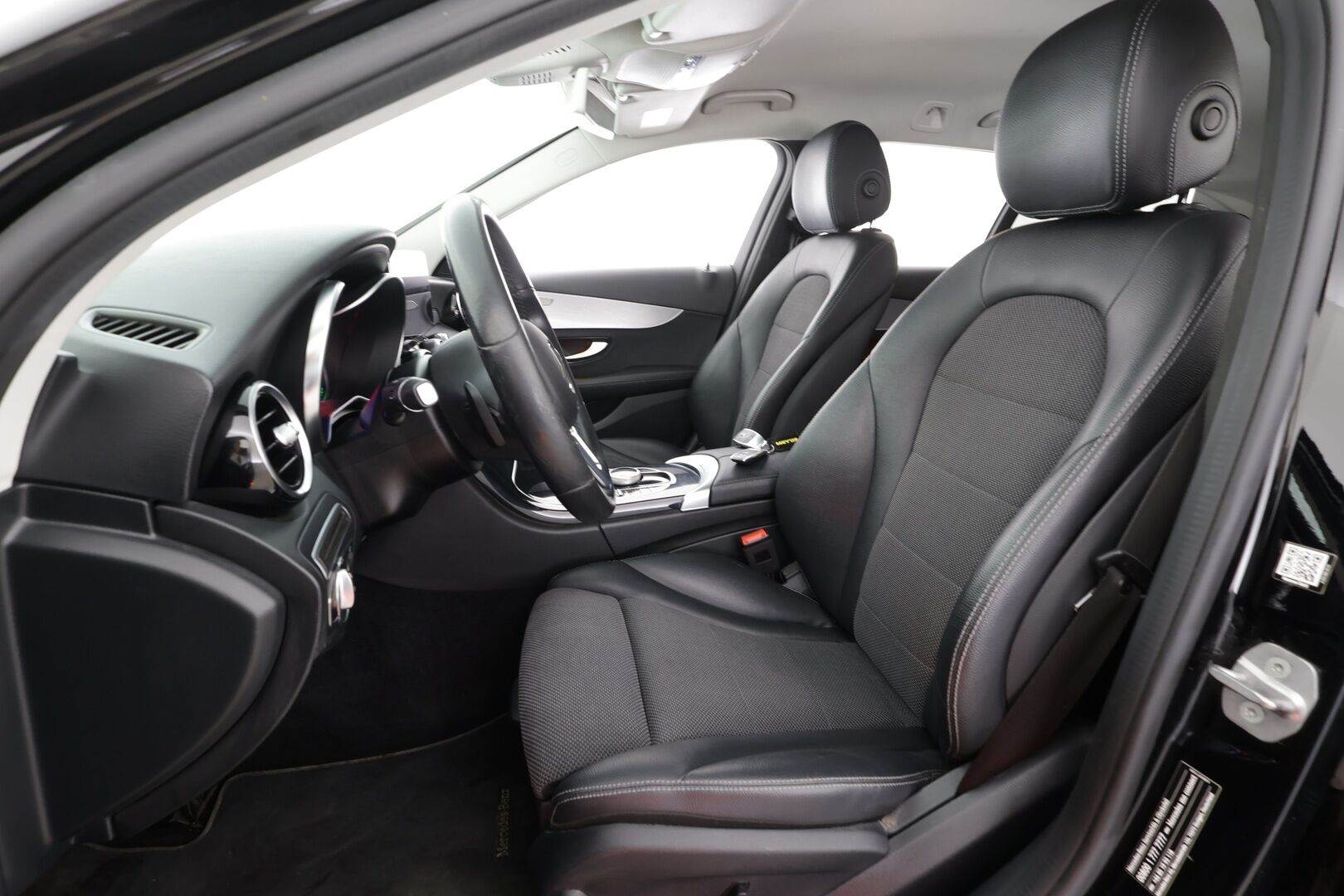 MERCEDES-BENZ C 2020 300 e T A Business Avantgarde Edition EQ Power * Vakkari / P.kamera / LED / Navi / Koukku / Sähköluukku * - Kahdet renkaat aluvanteilla / Merkkihuollettu