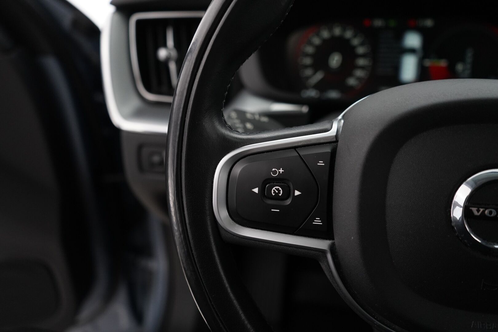 Volvo XC60 2019 T8 Twin-Engine Momentum Advanced ** Adapt. Vak. / Panorama / Puolinahat / Vetokoukku / Pilot assist **