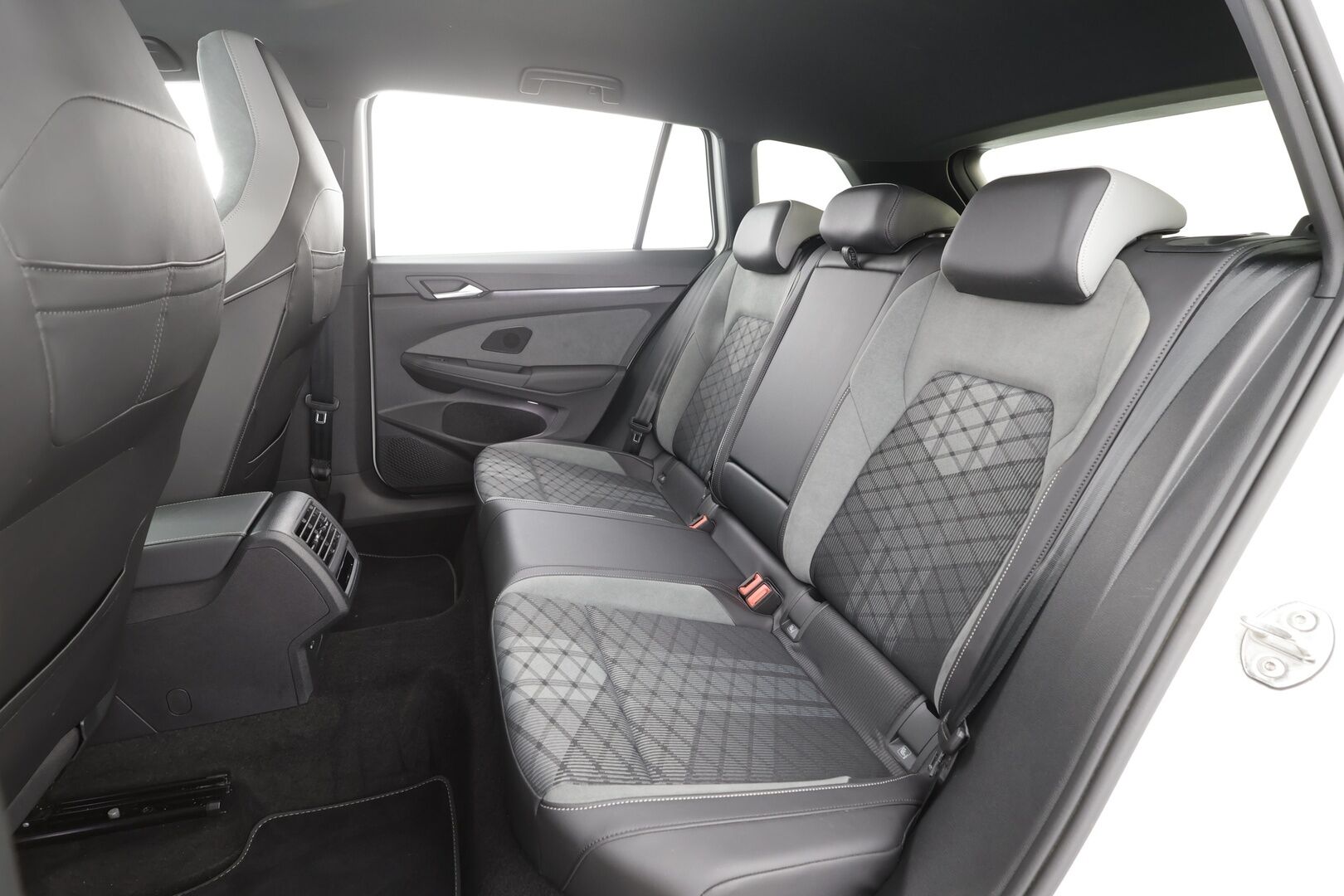 Volkswagen Golf 2023 Variant R-Line 1,5 eTSI 110 kW (MHEV) DSG-automaatti - | ACC | Pa-Lisälämmitin | IQ Light Matrix-LED | H/K | P.Kamera | Digimittaristo | Keyless | Apple&Android | 1.Om Suomi-auto | Kahdet Renkaat |
