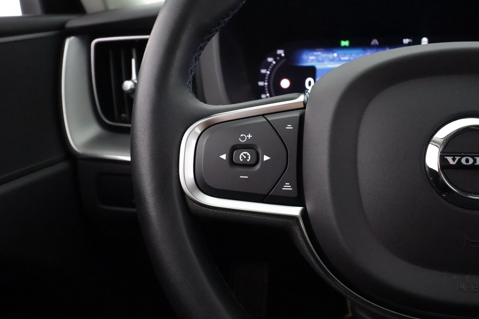 Volvo XC60 2023 T6 AWD Long Range Core aut - | ACC | Koukku | Webasto | Panorama | P.kamera | Keyless | Pilot Assist | Lämm. ratti | LED | Merkkihuollot | 1-om suomiauto | 2x renkaat aluin |
