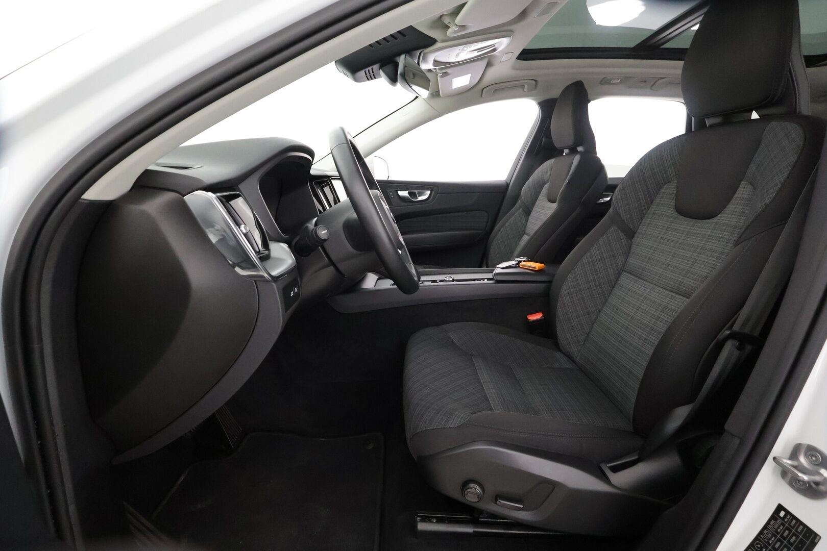 Volvo XC60 2023 T6 AWD Long Range Core aut - | ACC | Koukku | Webasto | Panorama | P.kamera | Keyless | Pilot Assist | Lämm. ratti | LED | Merkkihuollot | 1-om suomiauto | 2x renkaat aluin |