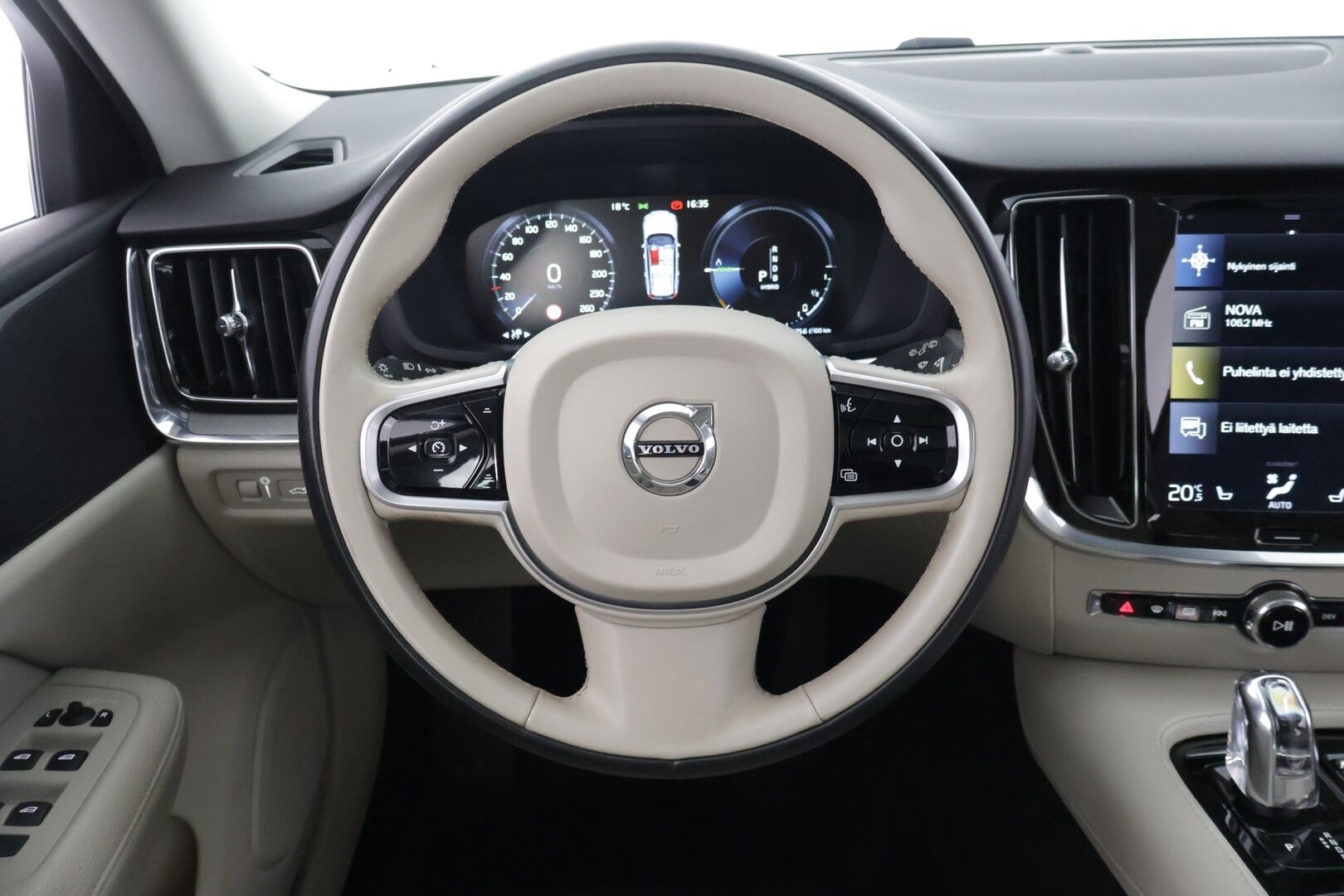 Volvo V60 2019 T8 AWD aut Inscription ** Panorama / Webasto / Adapt.vak / Nahat / VOC / BLIS / P-kamera / Navi / Full-LED / Koukku ** - Merkkihuollettu! / Jakohihna vaihdettu 05/2025!