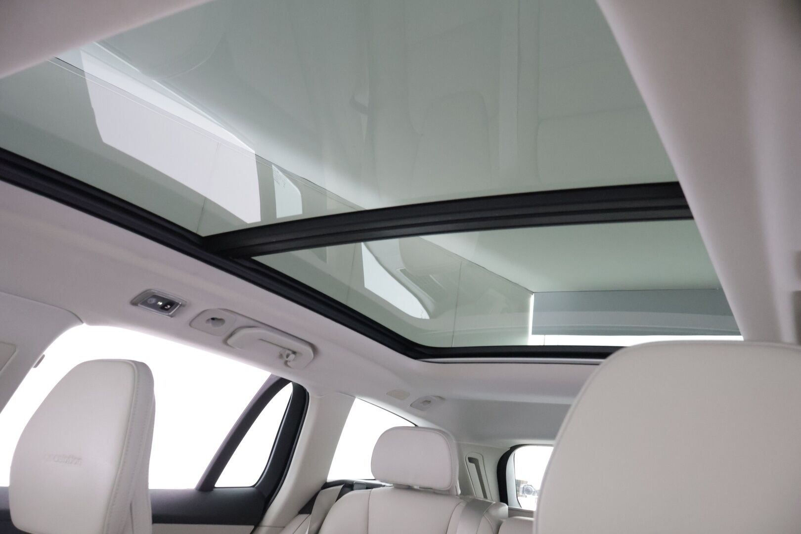 Volvo V60 2019 T8 AWD aut Inscription ** Panorama / Webasto / Adapt.vak / Nahat / VOC / BLIS / P-kamera / Navi / Full-LED / Koukku ** - Merkkihuollettu! / Jakohihna vaihdettu 05/2025!