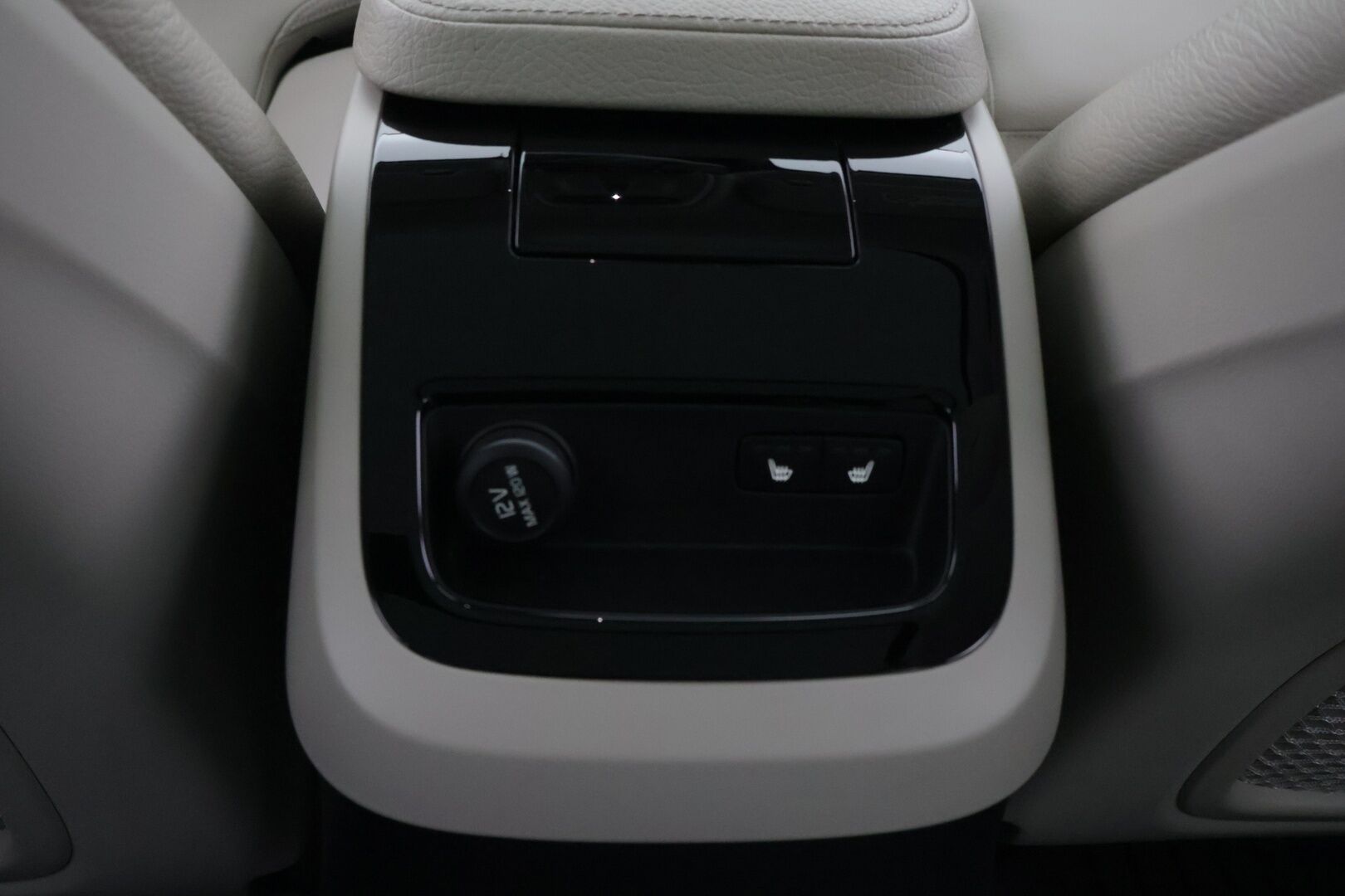 Volvo V60 2019 T8 AWD aut Inscription ** Panorama / Webasto / Adapt.vak / Nahat / VOC / BLIS / P-kamera / Navi / Full-LED / Koukku ** - Merkkihuollettu! / Jakohihna vaihdettu 05/2025!