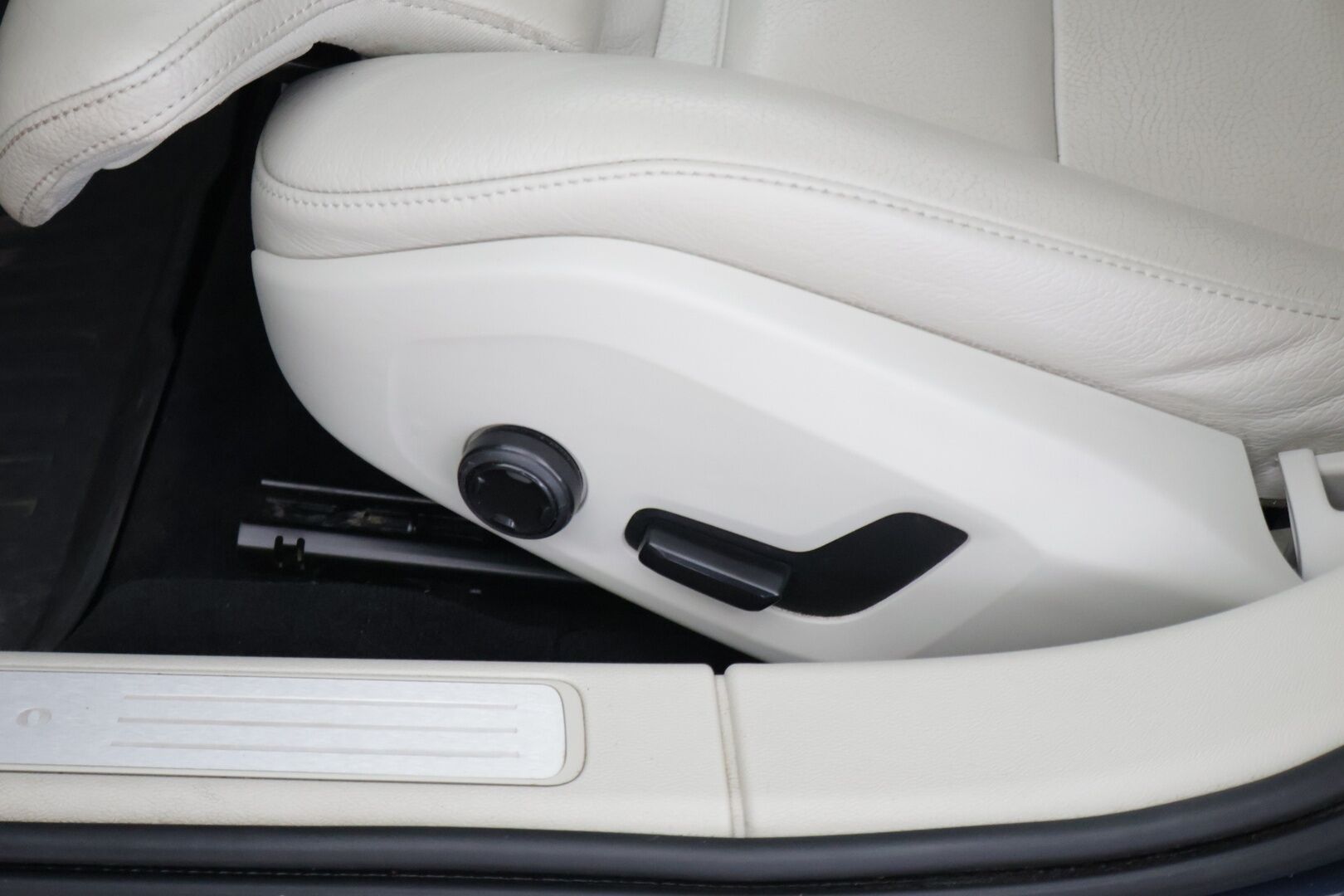 Volvo V60 2019 T8 AWD aut Inscription ** Panorama / Webasto / Adapt.vak / Nahat / VOC / BLIS / P-kamera / Navi / Full-LED / Koukku ** - Merkkihuollettu! / Jakohihna vaihdettu 05/2025!
