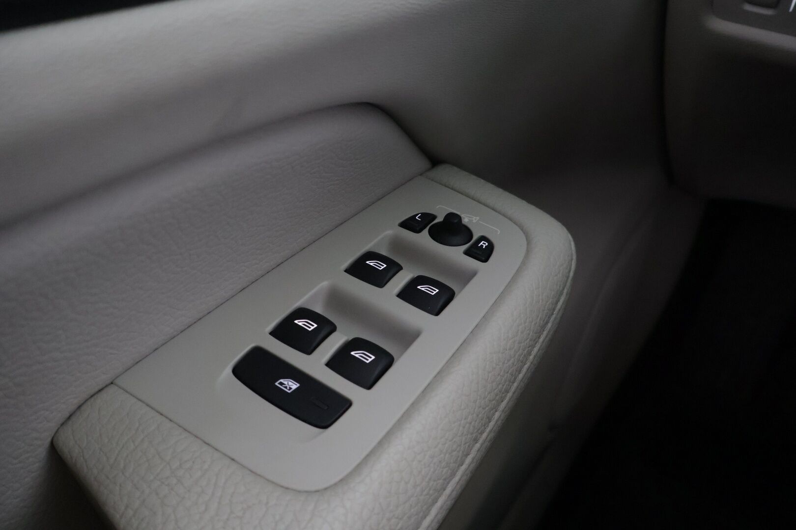 Volvo V60 2019 T8 AWD aut Inscription ** Panorama / Webasto / Adapt.vak / Nahat / VOC / BLIS / P-kamera / Navi / Full-LED / Koukku ** - Merkkihuollettu! / Jakohihna vaihdettu 05/2025!