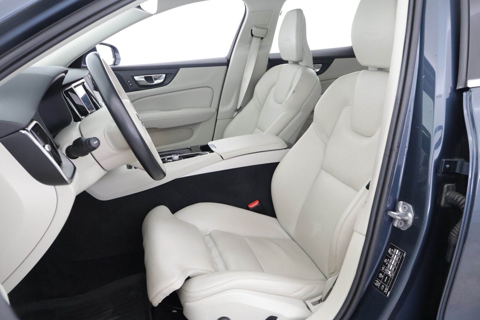 Volvo V60 2019 T8 AWD aut Inscription ** Panorama / Webasto / Adapt.vak / Nahat / VOC / BLIS / P-kamera / Navi / Full-LED / Koukku ** - Merkkihuollettu! / Jakohihna vaihdettu 05/2025!
