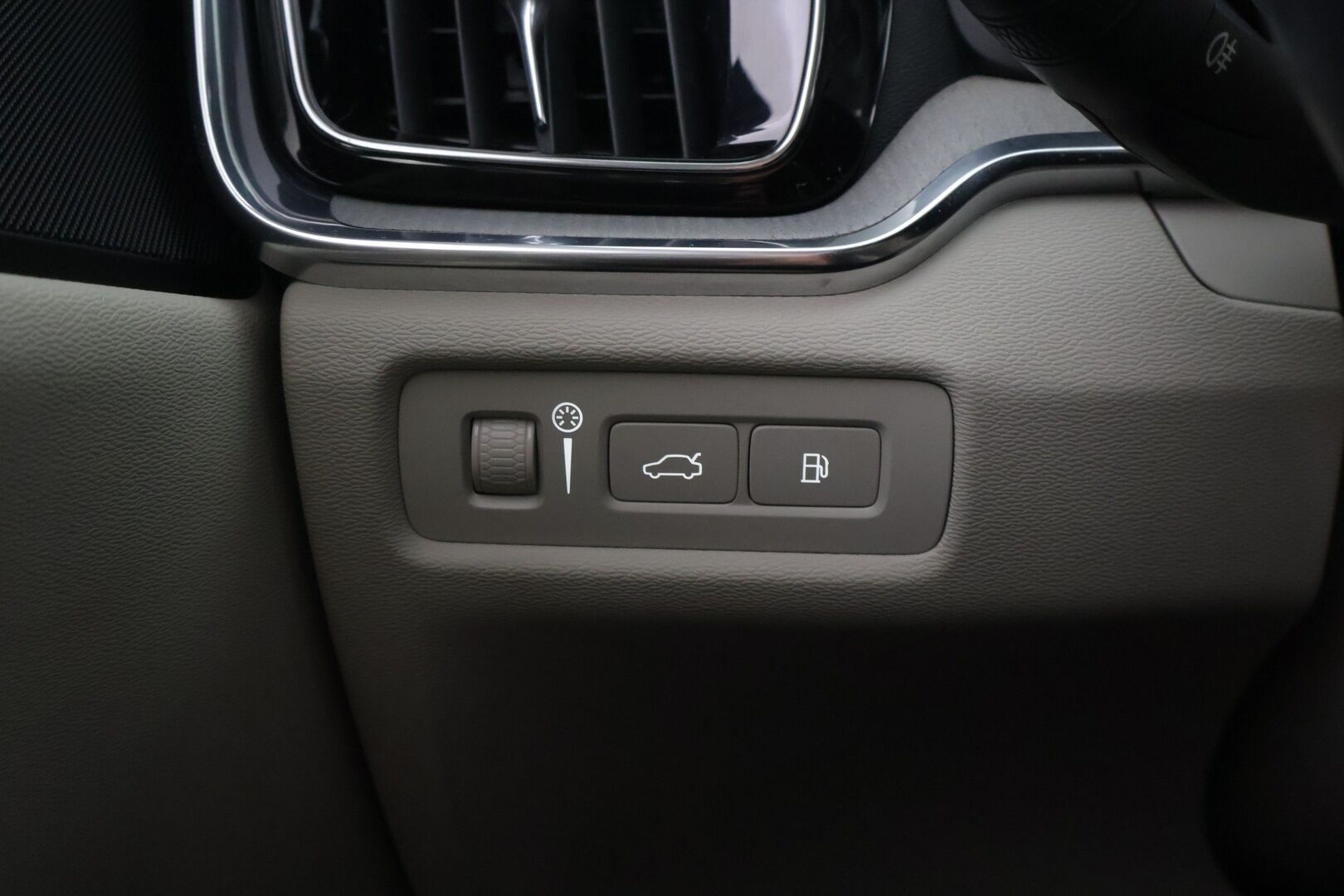 Volvo V60 2019 T8 AWD aut Inscription ** Panorama / Webasto / Adapt.vak / Nahat / VOC / BLIS / P-kamera / Navi / Full-LED / Koukku ** - Merkkihuollettu! / Jakohihna vaihdettu 05/2025!