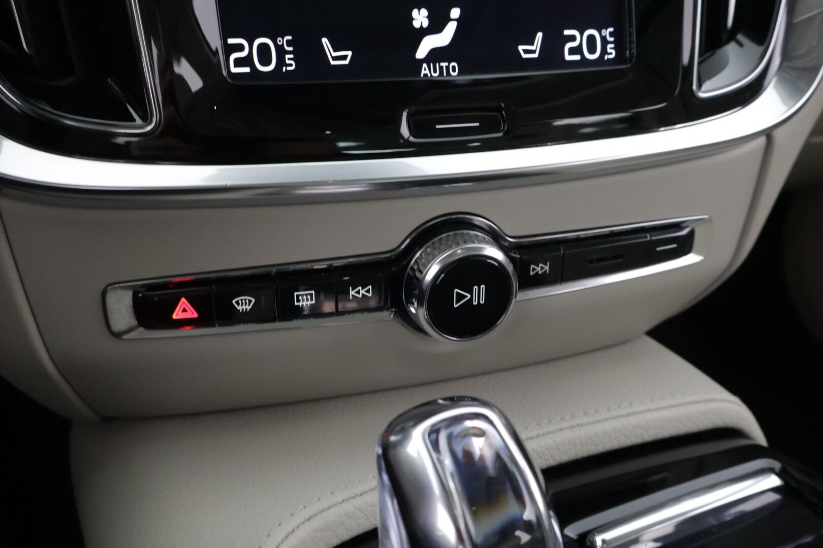 Volvo V60 2019 T8 AWD aut Inscription ** Panorama / Webasto / Adapt.vak / Nahat / VOC / BLIS / P-kamera / Navi / Full-LED / Koukku ** - Merkkihuollettu! / Jakohihna vaihdettu 05/2025!