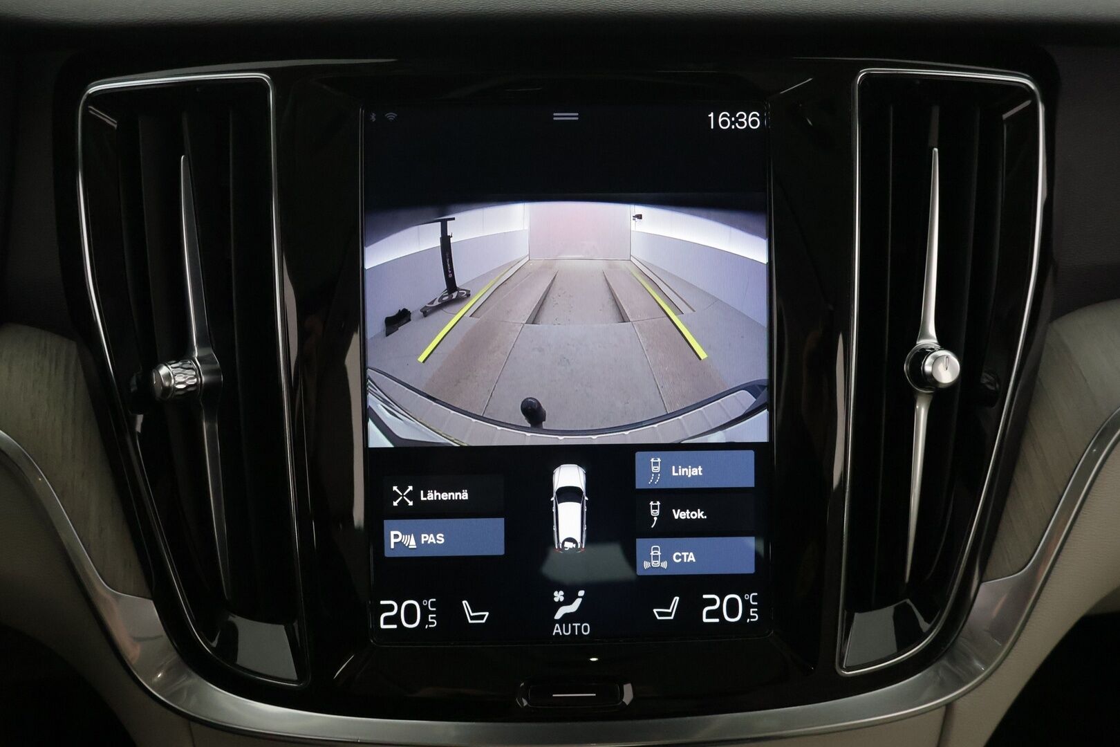 Volvo V60 2019 T8 AWD aut Inscription ** Panorama / Webasto / Adapt.vak / Nahat / VOC / BLIS / P-kamera / Navi / Full-LED / Koukku ** - Merkkihuollettu! / Jakohihna vaihdettu 05/2025! - HULLUT VÄLIPÄIVÄT KORKOTARJOUS 2,49%