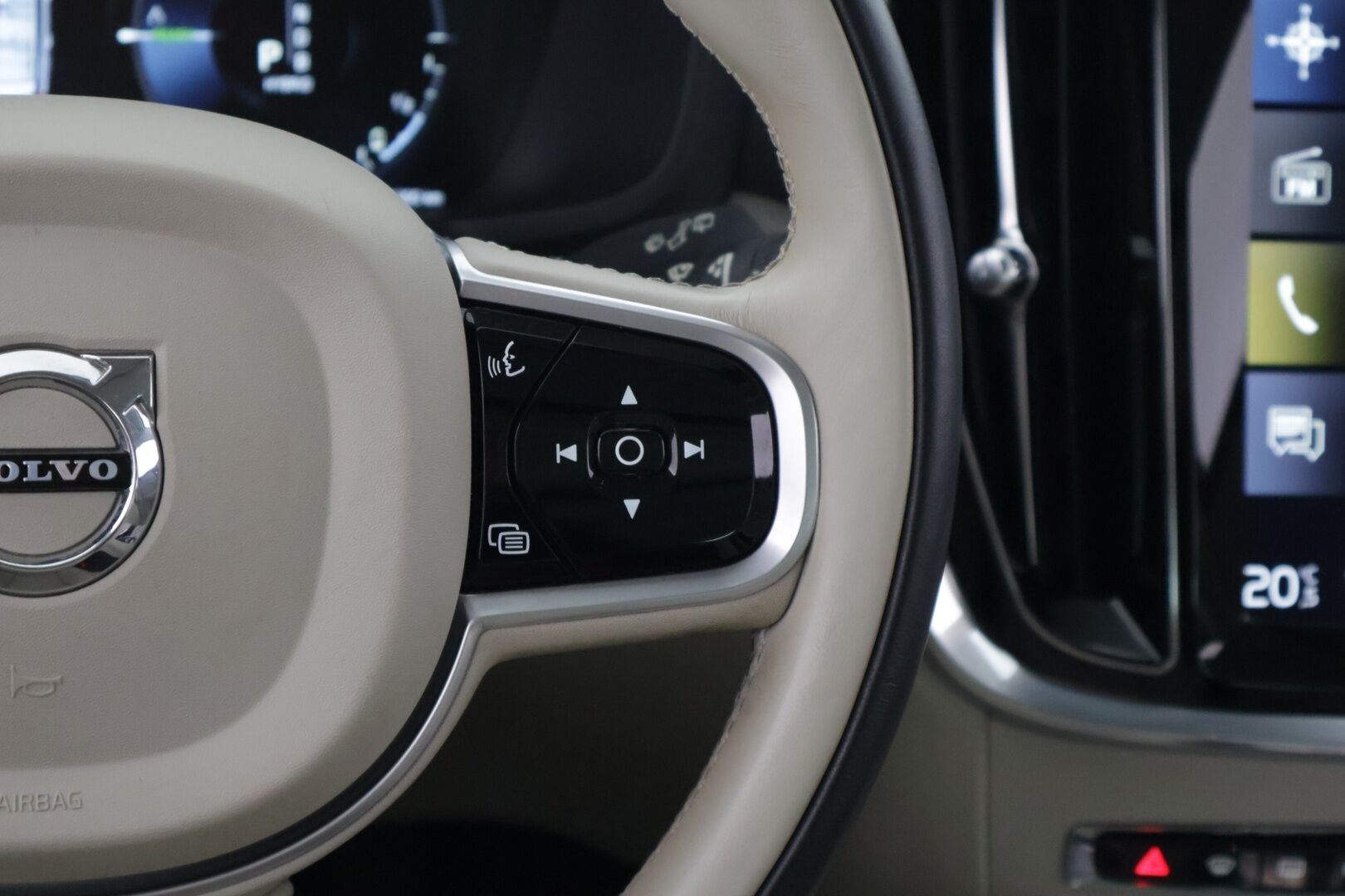 Volvo V60 2019 T8 AWD aut Inscription ** Panorama / Webasto / Adapt.vak / Nahat / VOC / BLIS / P-kamera / Navi / Full-LED / Koukku ** - Merkkihuollettu! / Jakohihna vaihdettu 05/2025!