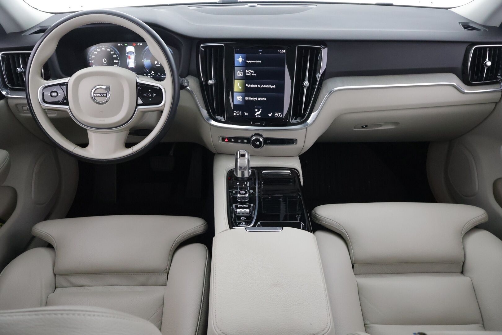 Volvo V60 2019 T8 AWD aut Inscription ** Panorama / Webasto / Adapt.vak / Nahat / VOC / BLIS / P-kamera / Navi / Full-LED / Koukku ** - Merkkihuollettu! / Jakohihna vaihdettu 05/2025!