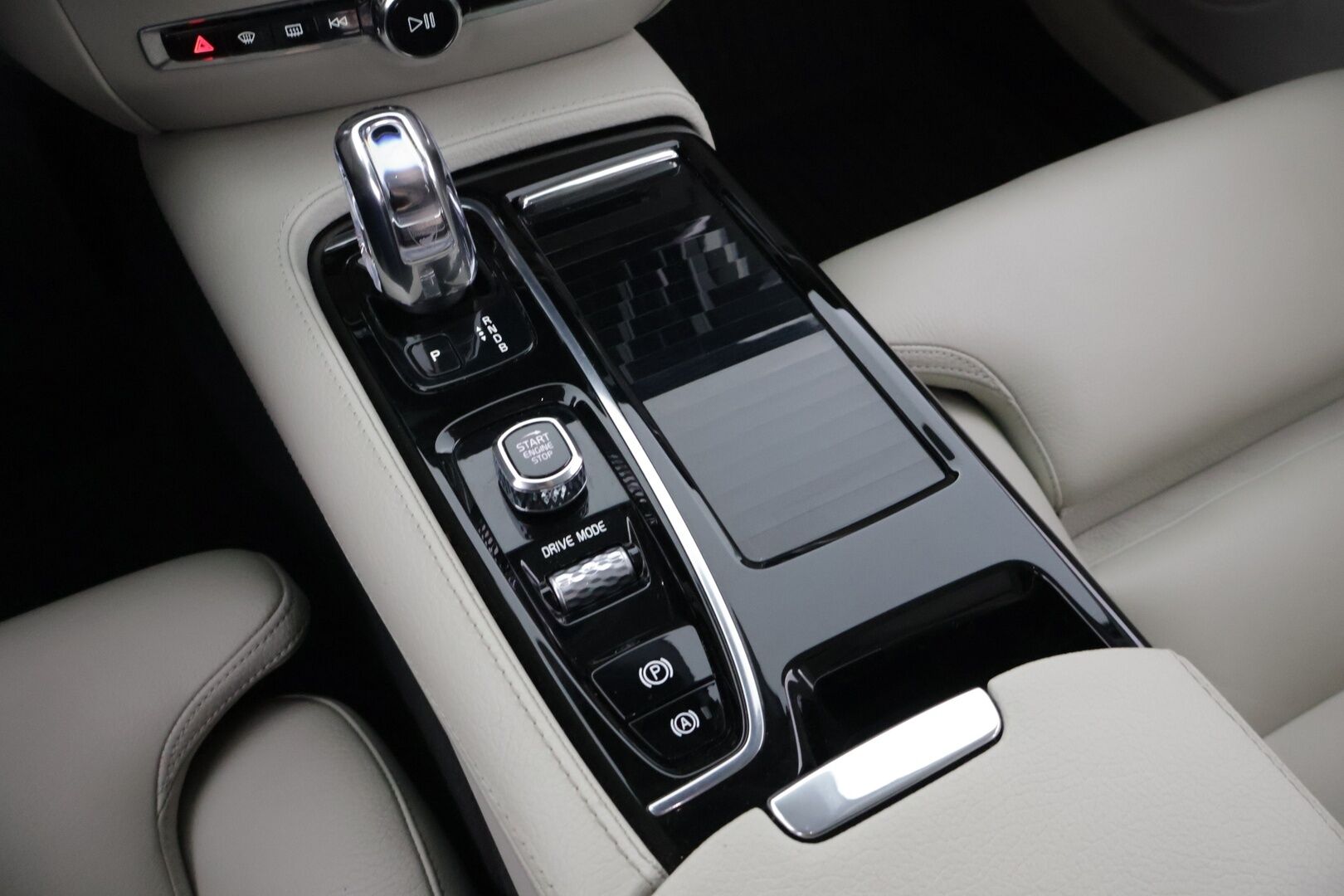 Volvo V60 2019 T8 AWD aut Inscription ** Panorama / Webasto / Adapt.vak / Nahat / VOC / BLIS / P-kamera / Navi / Full-LED / Koukku ** - Merkkihuollettu! / Jakohihna vaihdettu 05/2025! - HULLUT VÄLIPÄIVÄT KORKOTARJOUS 2,49%