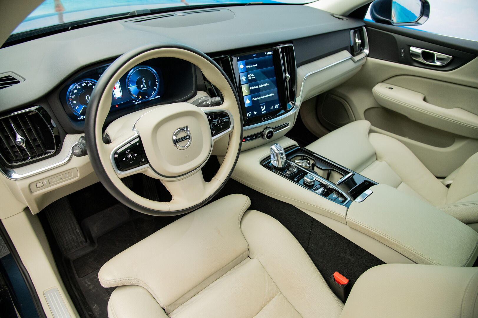 Volvo V60 2019 T8 AWD aut Inscription ** Panorama / Adapt.vak / Nahat / VOC / P-kamera / Navi **