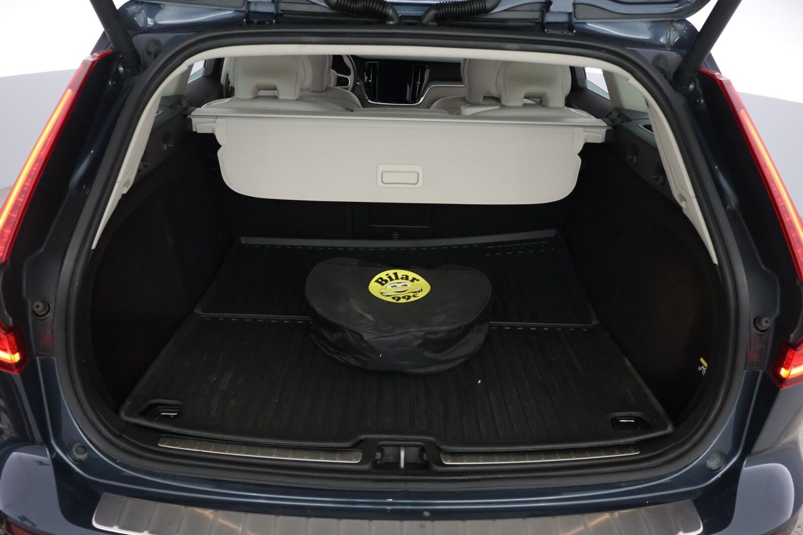 Volvo V60 2019 T8 AWD aut Inscription ** Panorama / Webasto / Adapt.vak / Nahat / VOC / BLIS / P-kamera / Navi / Full-LED / Koukku ** - Merkkihuollettu! / Jakohihna vaihdettu 05/2025!