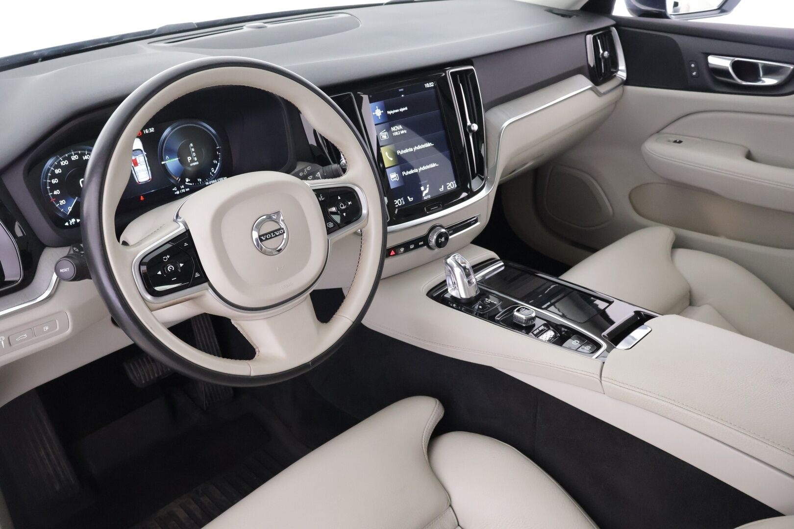 Volvo V60 2019 T8 AWD aut Inscription ** Panorama / Webasto / Adapt.vak / Nahat / VOC / BLIS / P-kamera / Navi / Full-LED / Koukku ** - Merkkihuollettu! / Jakohihna vaihdettu 05/2025! - HULLUT VÄLIPÄIVÄT KORKOTARJOUS 2,49%