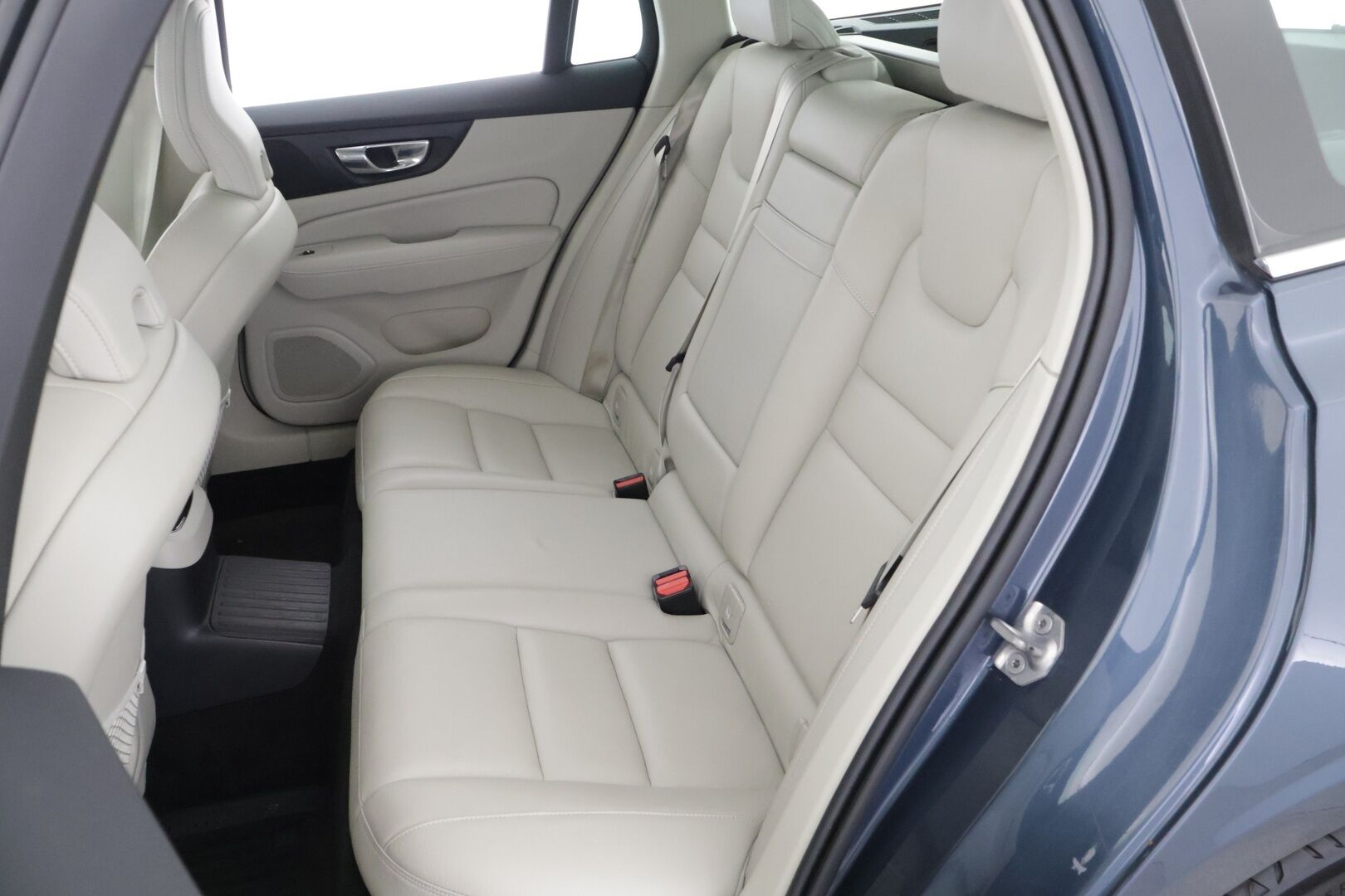 Volvo V60 2019 T8 AWD aut Inscription ** Panorama / Webasto / Adapt.vak / Nahat / VOC / BLIS / P-kamera / Navi / Full-LED / Koukku ** - Merkkihuollettu! / Jakohihna vaihdettu 05/2025!