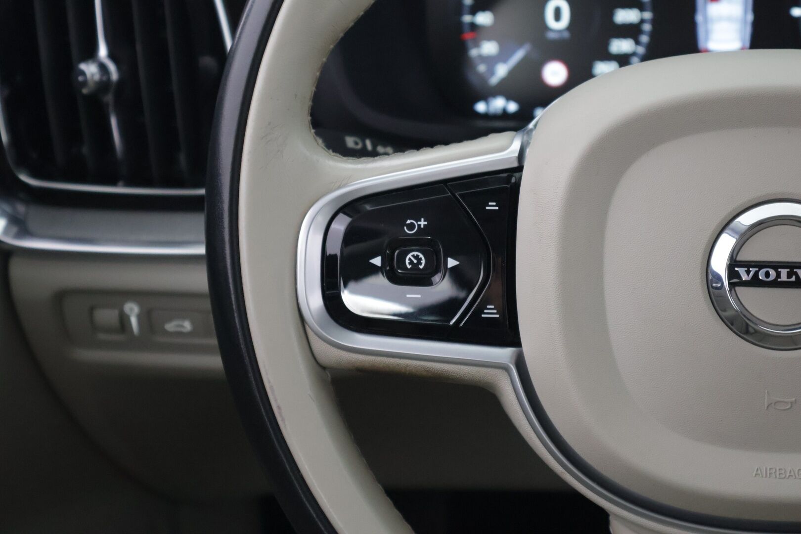 Volvo V60 2019 T8 AWD aut Inscription ** Panorama / Webasto / Adapt.vak / Nahat / VOC / BLIS / P-kamera / Navi / Full-LED / Koukku ** - Merkkihuollettu! / Jakohihna vaihdettu 05/2025! - HULLUT VÄLIPÄIVÄT KORKOTARJOUS 2,49%